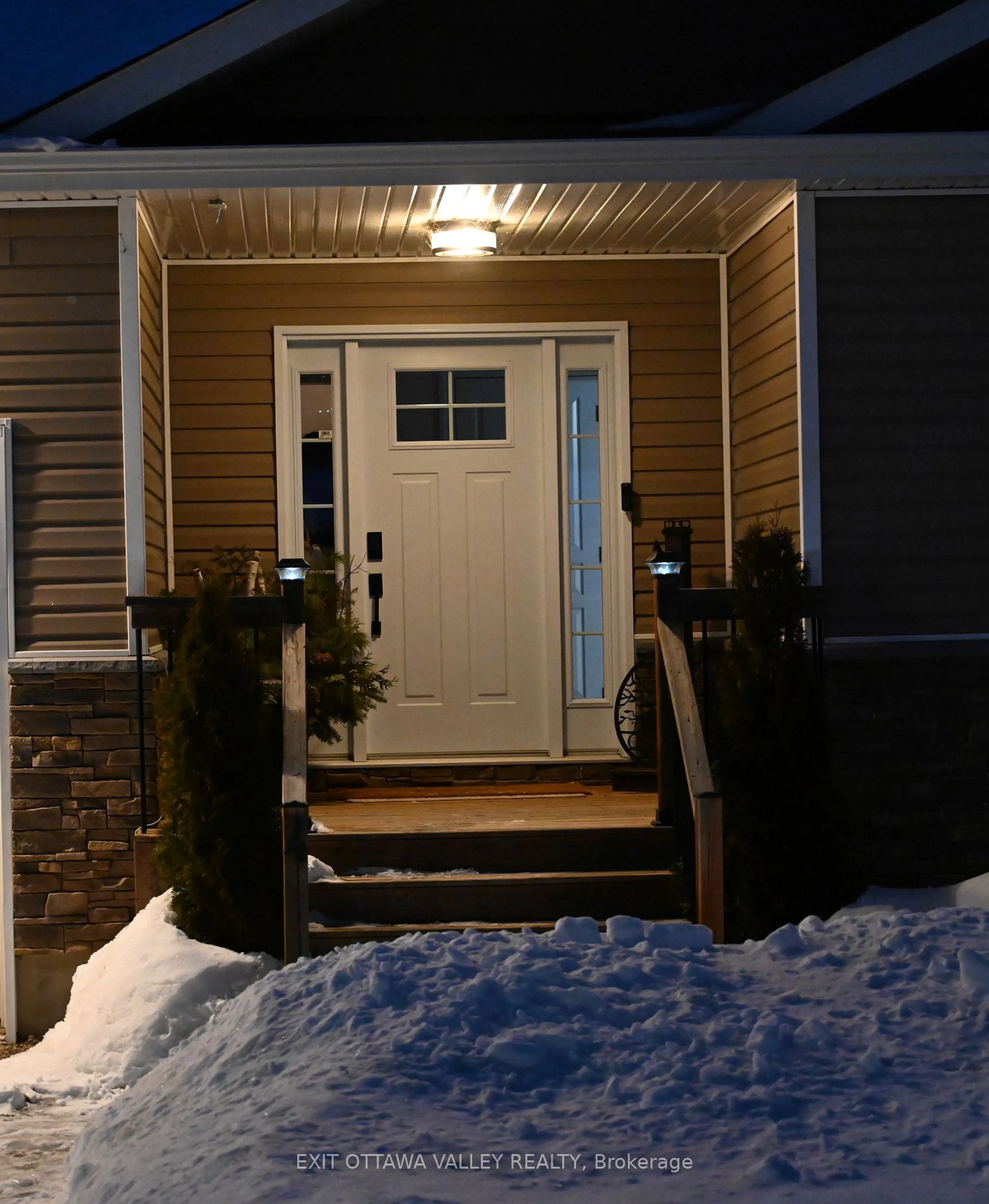 Indoor entryway for 4 Mapleview Crt, Whitewater Region Ontario K0J 1C0