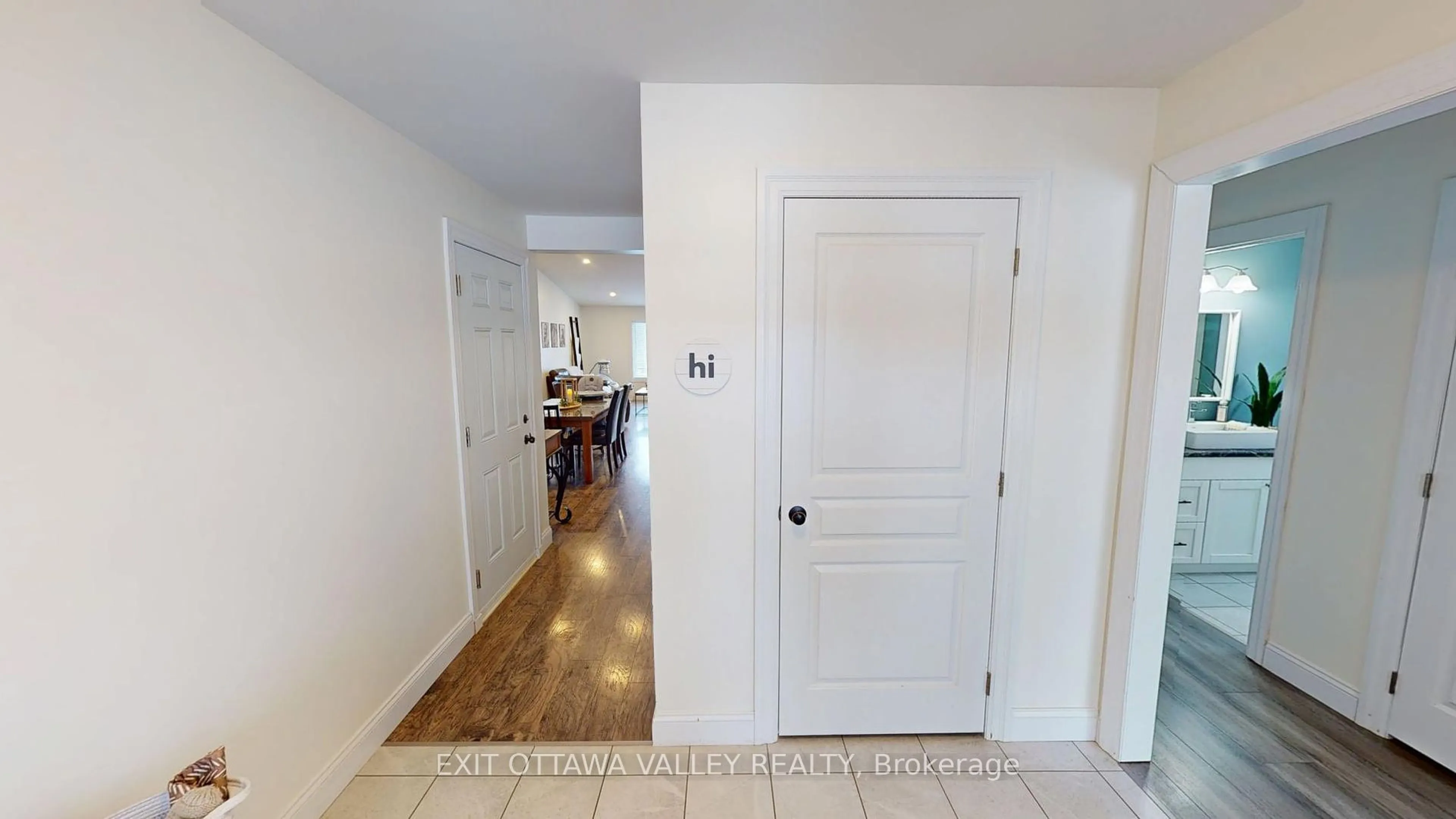 Indoor entryway for 4 Mapleview Crt, Whitewater Region Ontario K0J 1C0