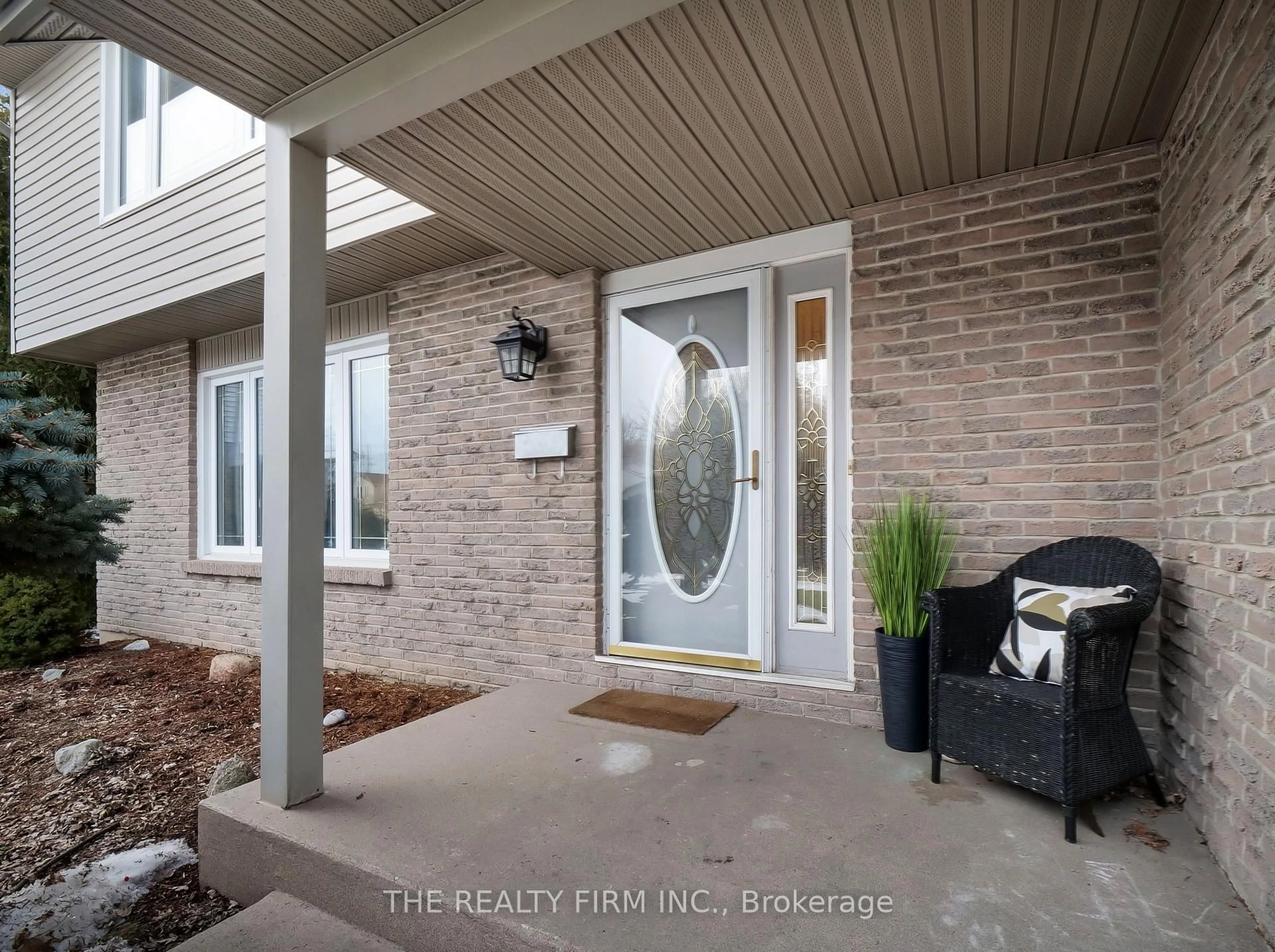 Indoor entryway for 949 Farnham Pl, London South Ontario N6K 1S8