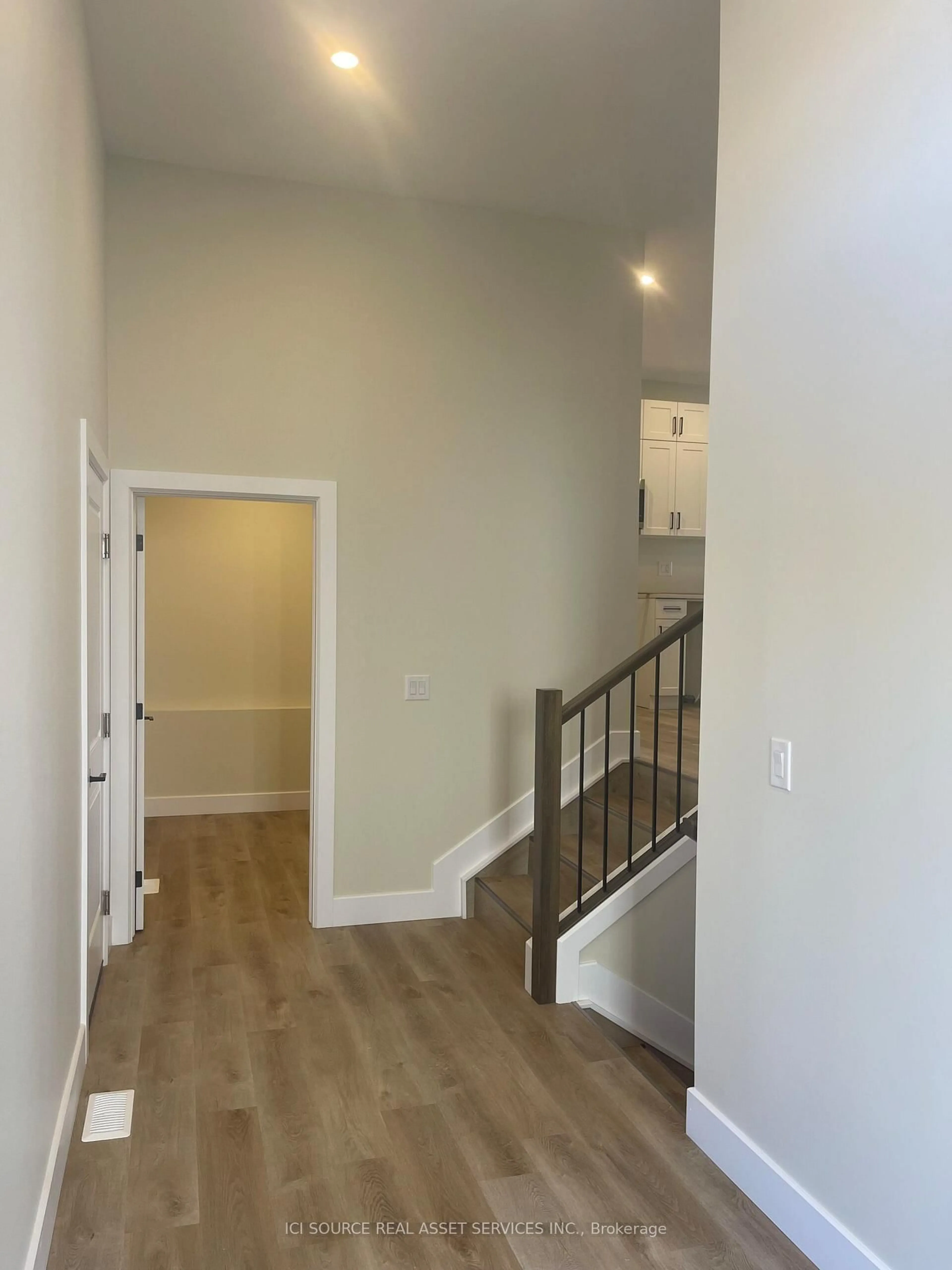 Indoor entryway for 8 Yellow Bridge Cres, Chatham-Kent Ontario N0P 2P0