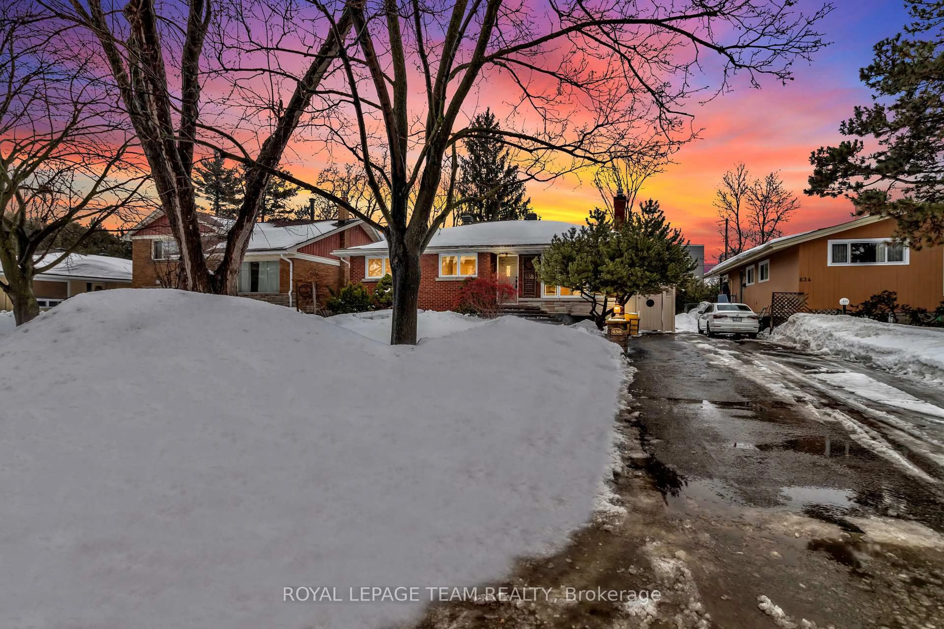 A pic from outside/outdoor area/front of a property/back of a property/a pic from drone, street for 638 Coronation Ave, Alta Vista and Area Ontario K1G 0M5