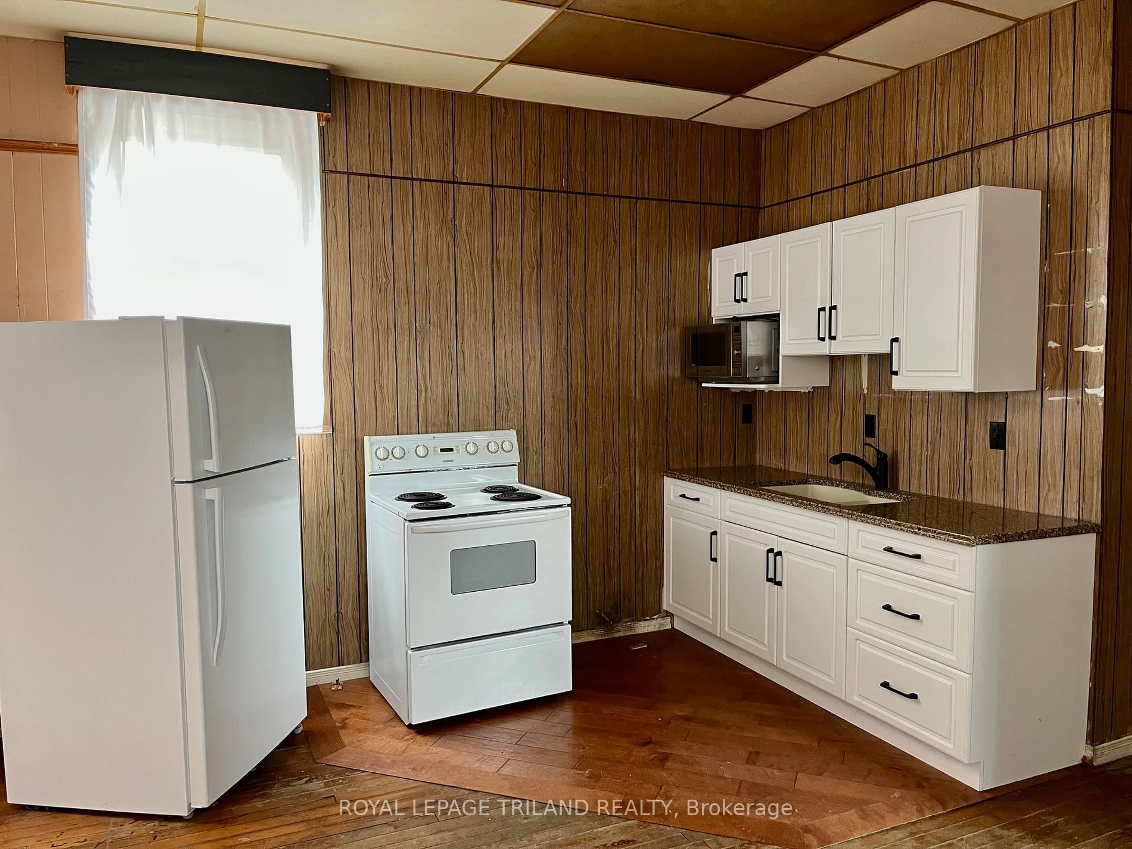 Standard kitchen, wood/laminate floor for 22933 Hagerty Rd, Newbury Ontario N0L 1Z0