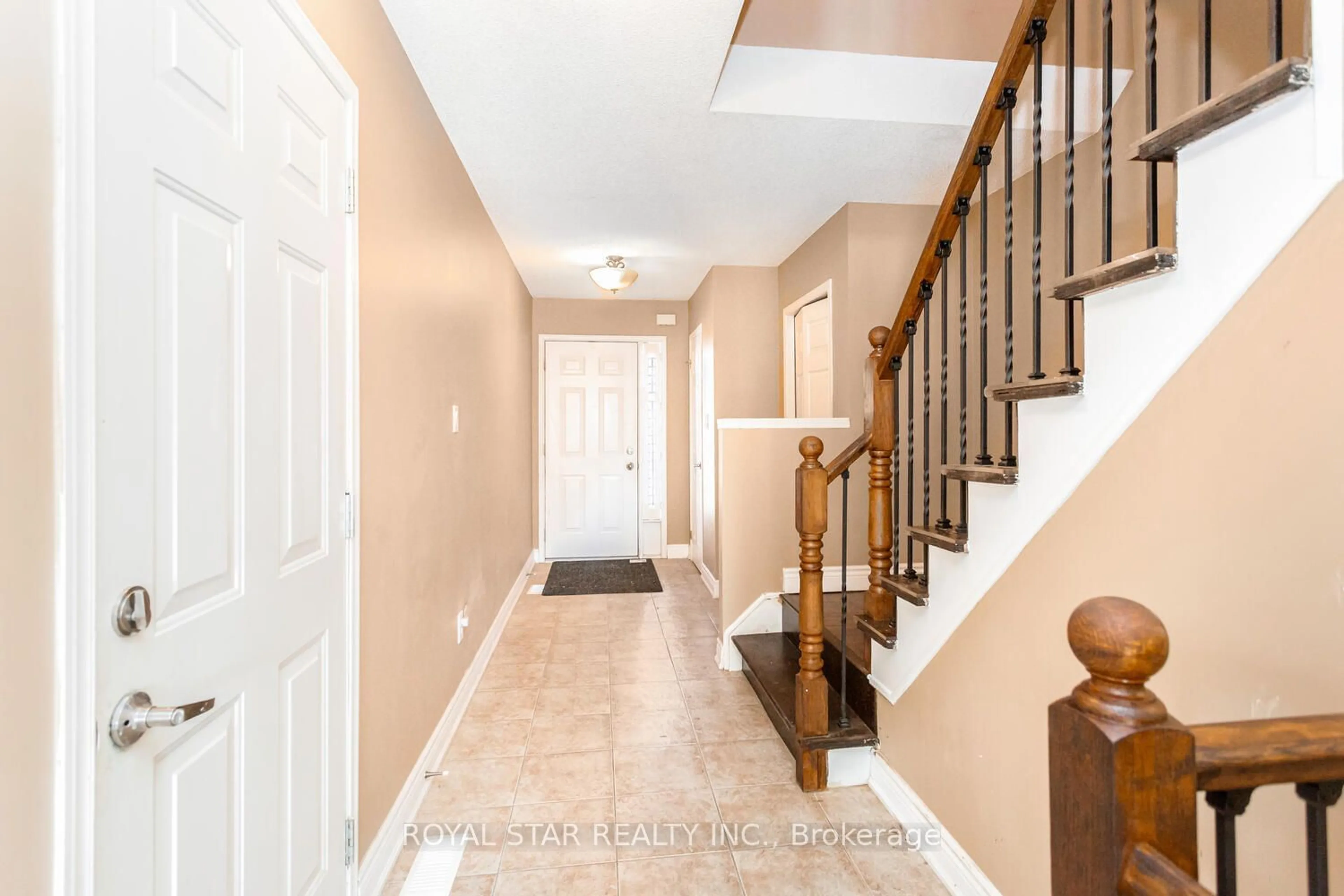 Indoor entryway for 86 Meadow Wood Cres, Hamilton Ontario L8J 3Z8