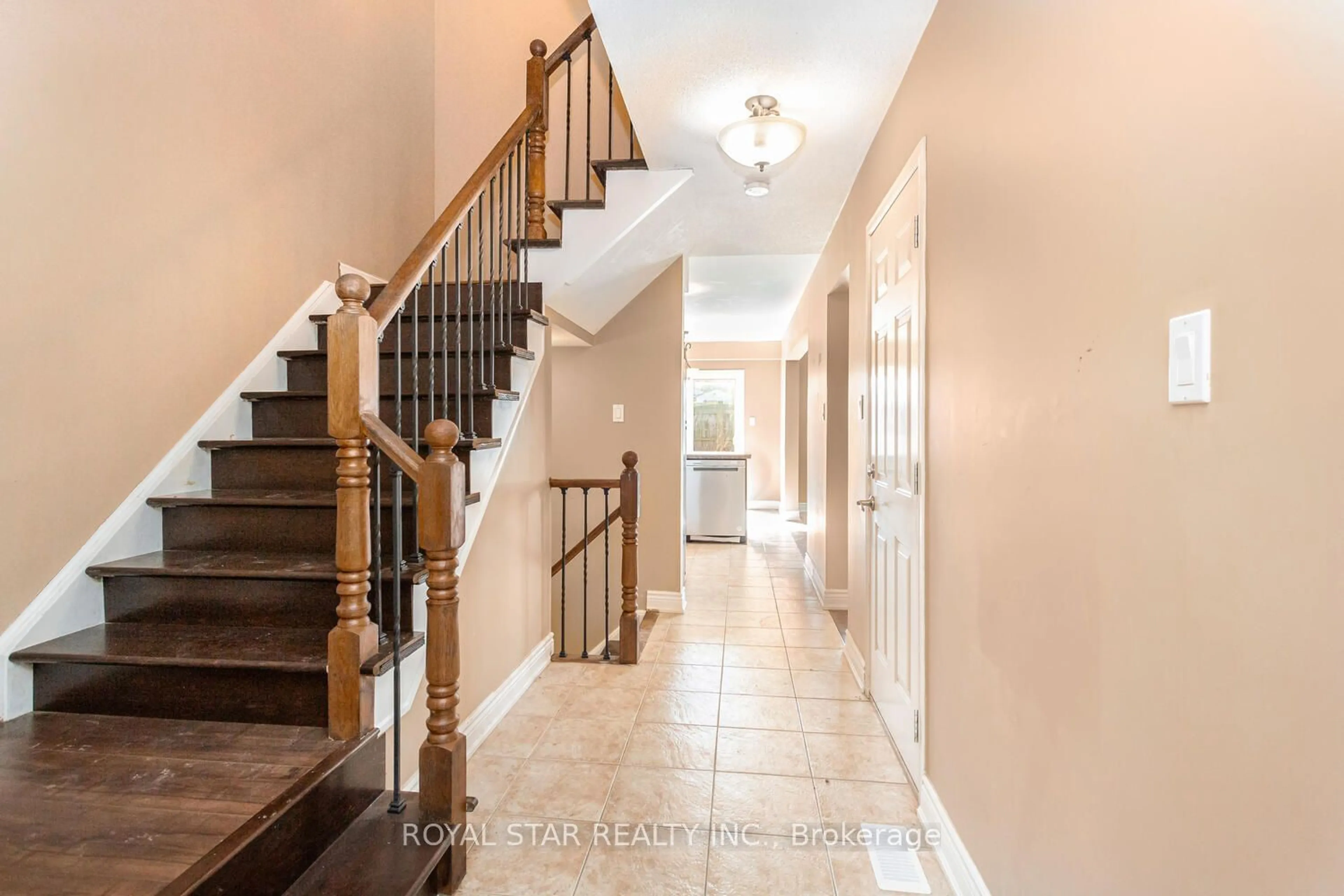 Indoor entryway for 86 Meadow Wood Cres, Hamilton Ontario L8J 3Z8