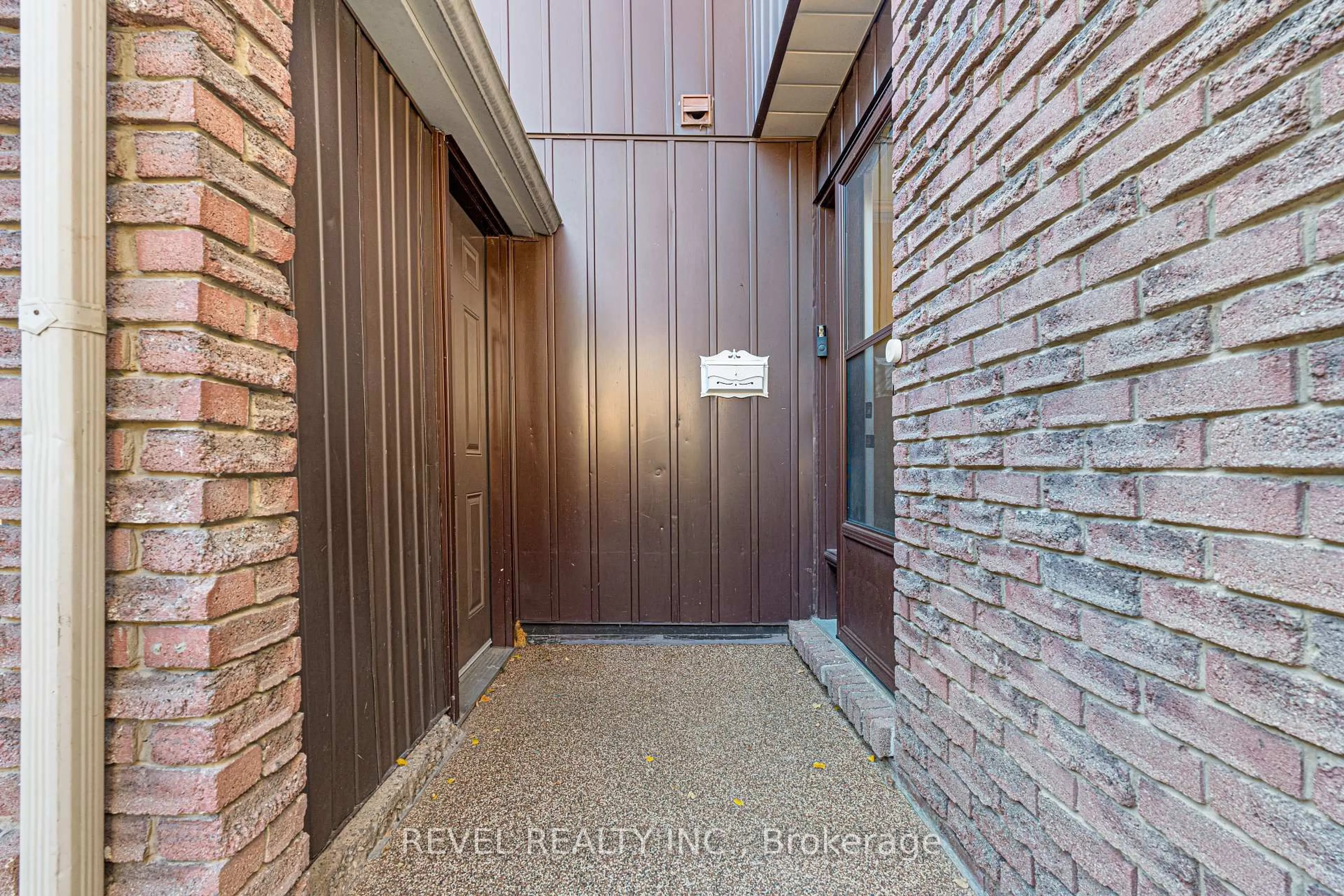 Indoor entryway for 122 Lakeshore Rd #8, St. Catharines Ontario L2N 6N6