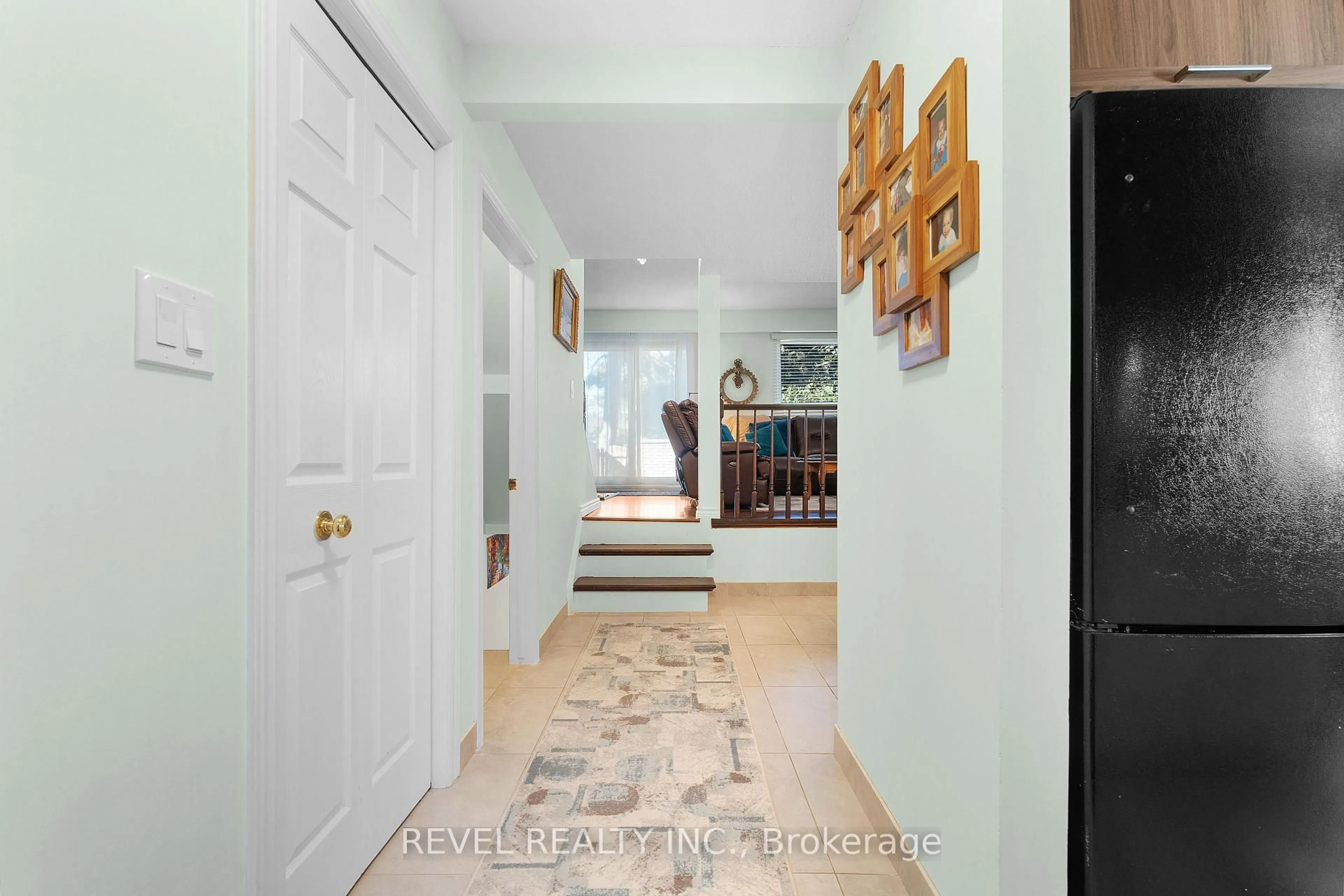 Indoor entryway for 122 Lakeshore Rd #8, St. Catharines Ontario L2N 6N6