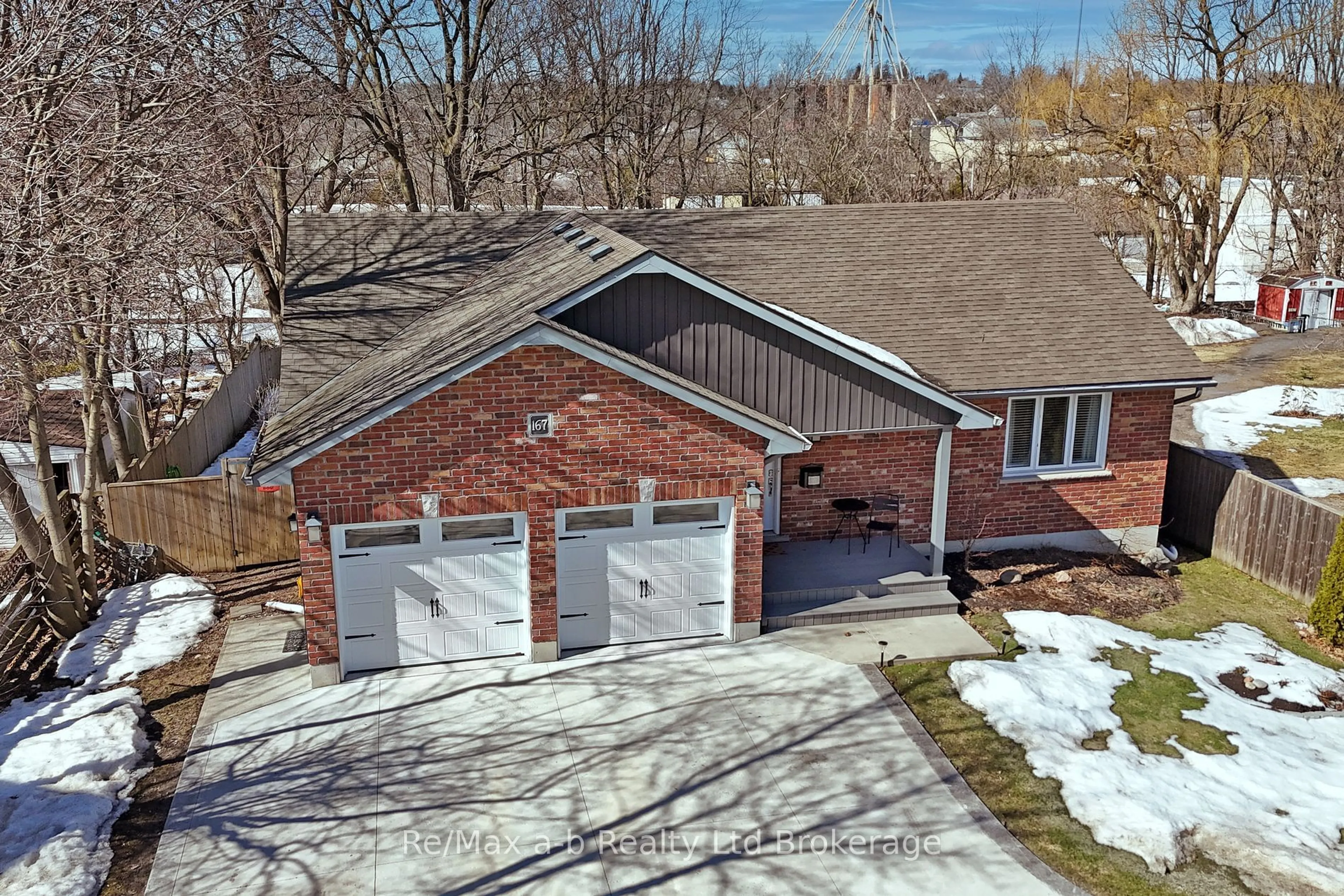 A pic from outside/outdoor area/front of a property/back of a property/a pic from drone, street for 167 Charles St, Ingersoll Ontario N5C 1J9