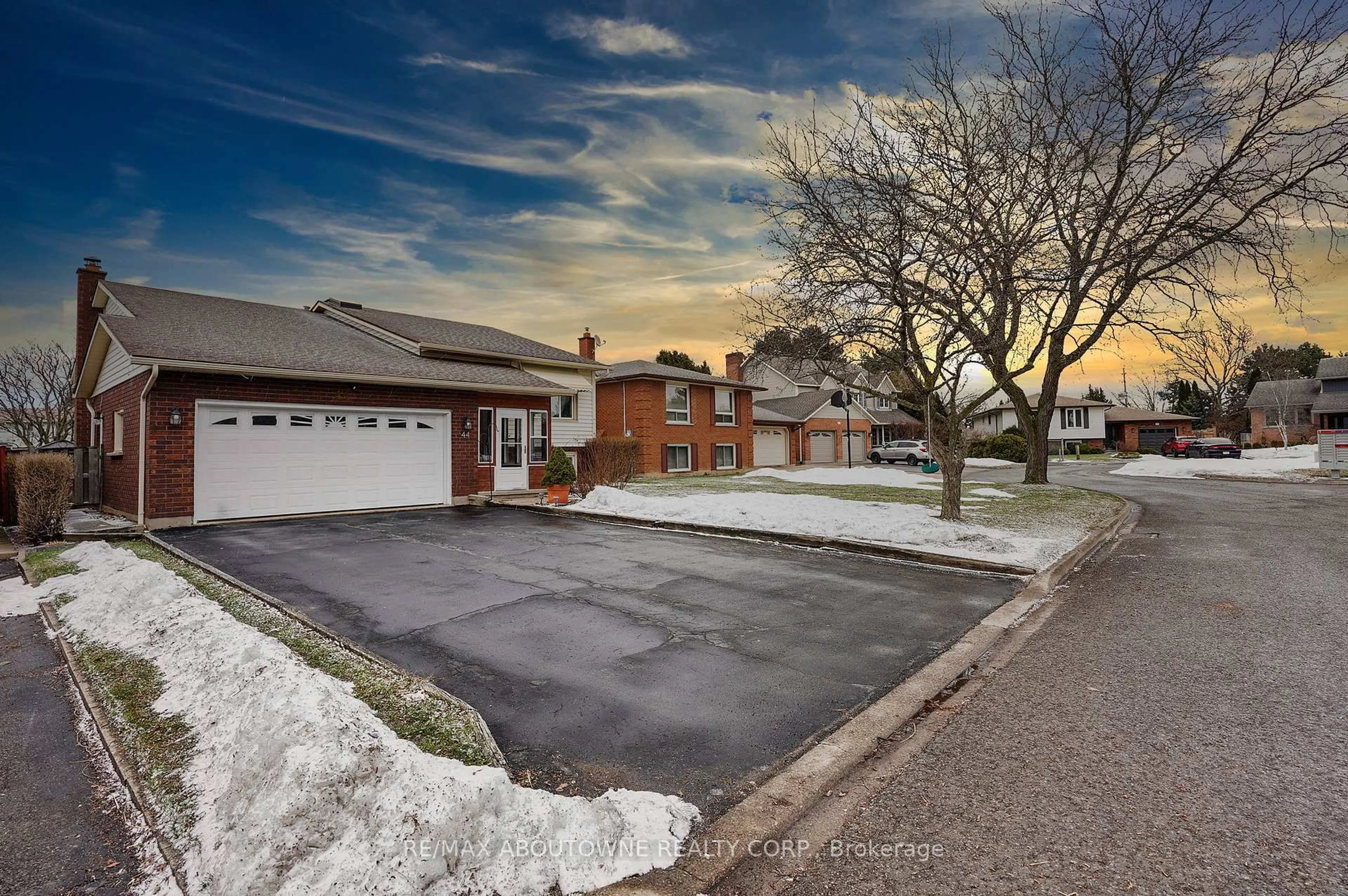 A pic from outside/outdoor area/front of a property/back of a property/a pic from drone, street for 44 The Meadows St, St. Catharines Ontario L2N 7L1