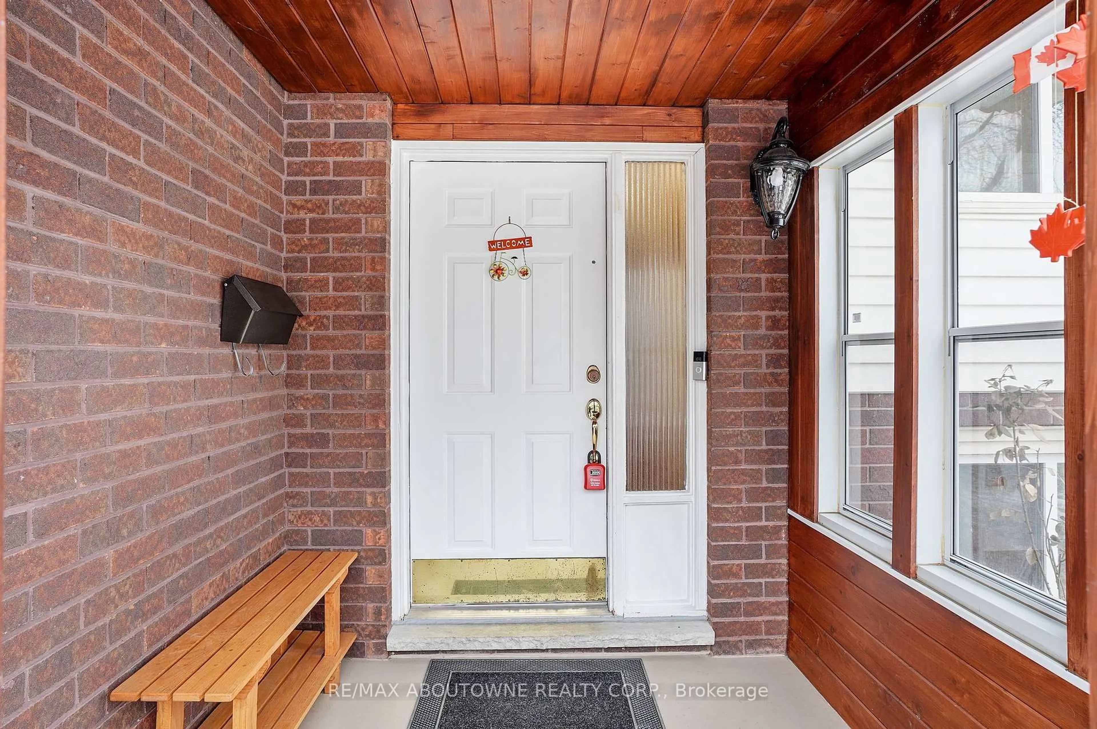 Indoor entryway for 44 The Meadows St, St. Catharines Ontario L2N 7L1