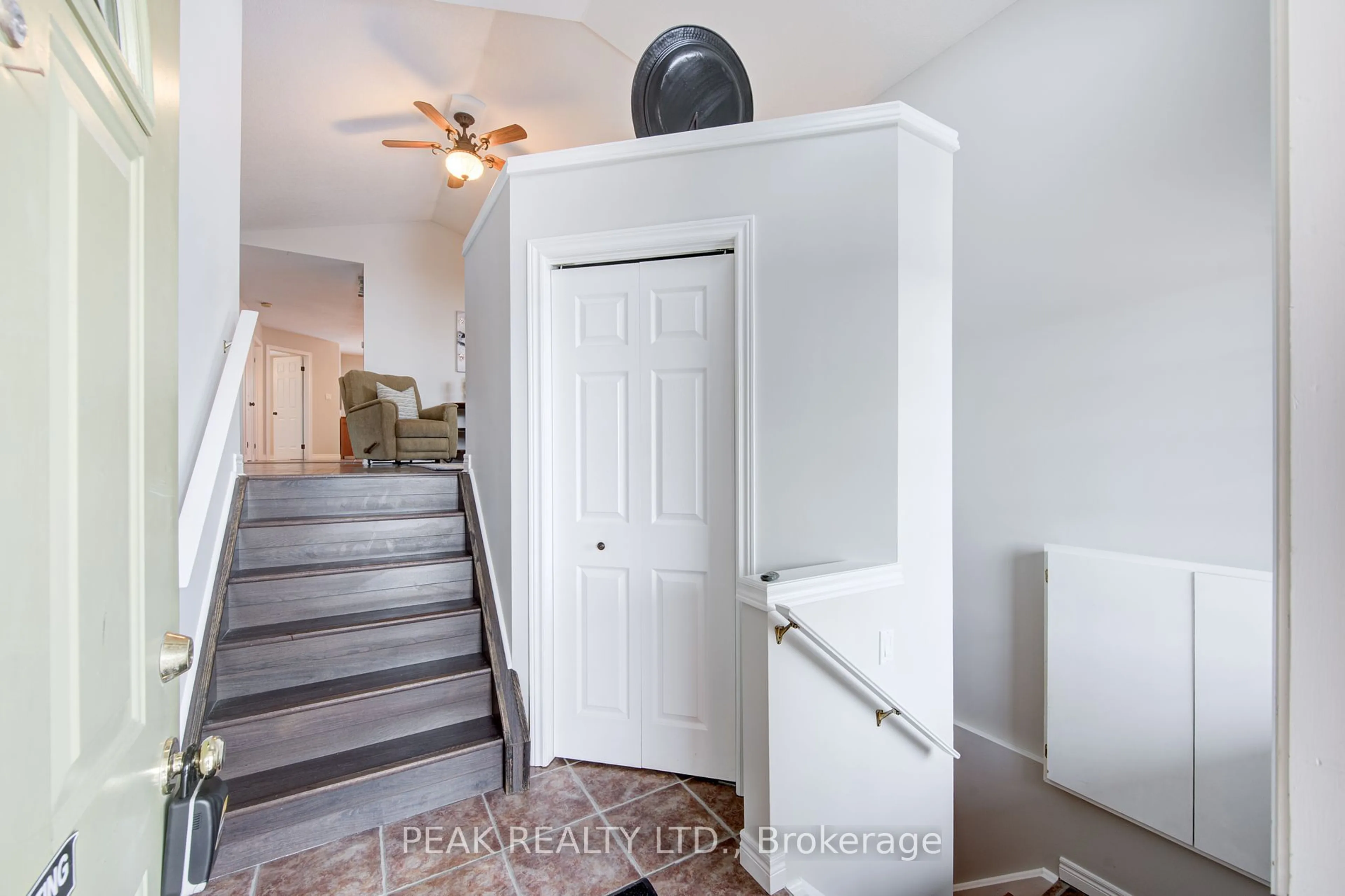 Indoor entryway for 4 Hickory Lane, St. Thomas Ontario N5R 6K5