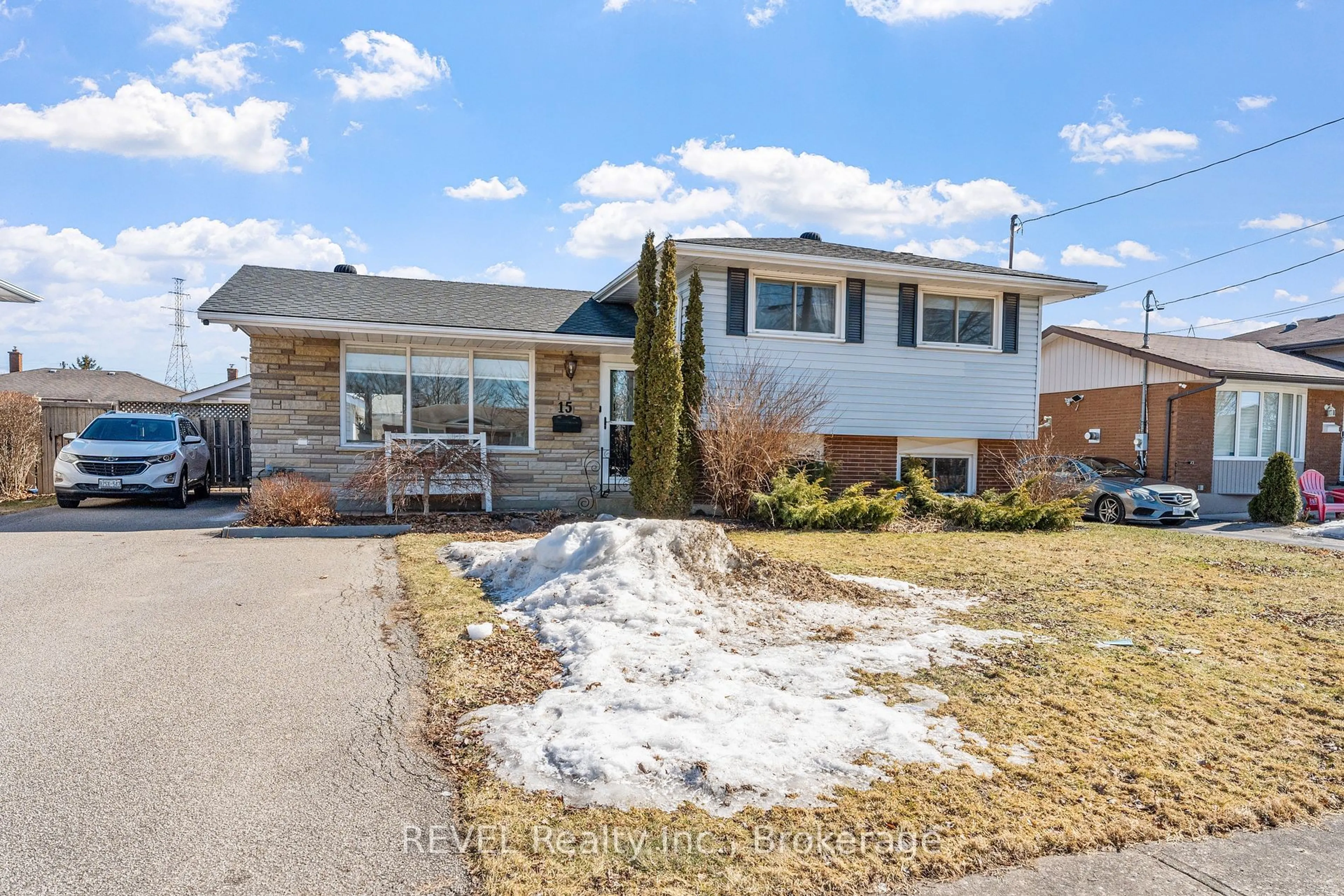 Home with vinyl exterior material, street for 15 Gladys Ave, Welland Ontario L3B 1G1