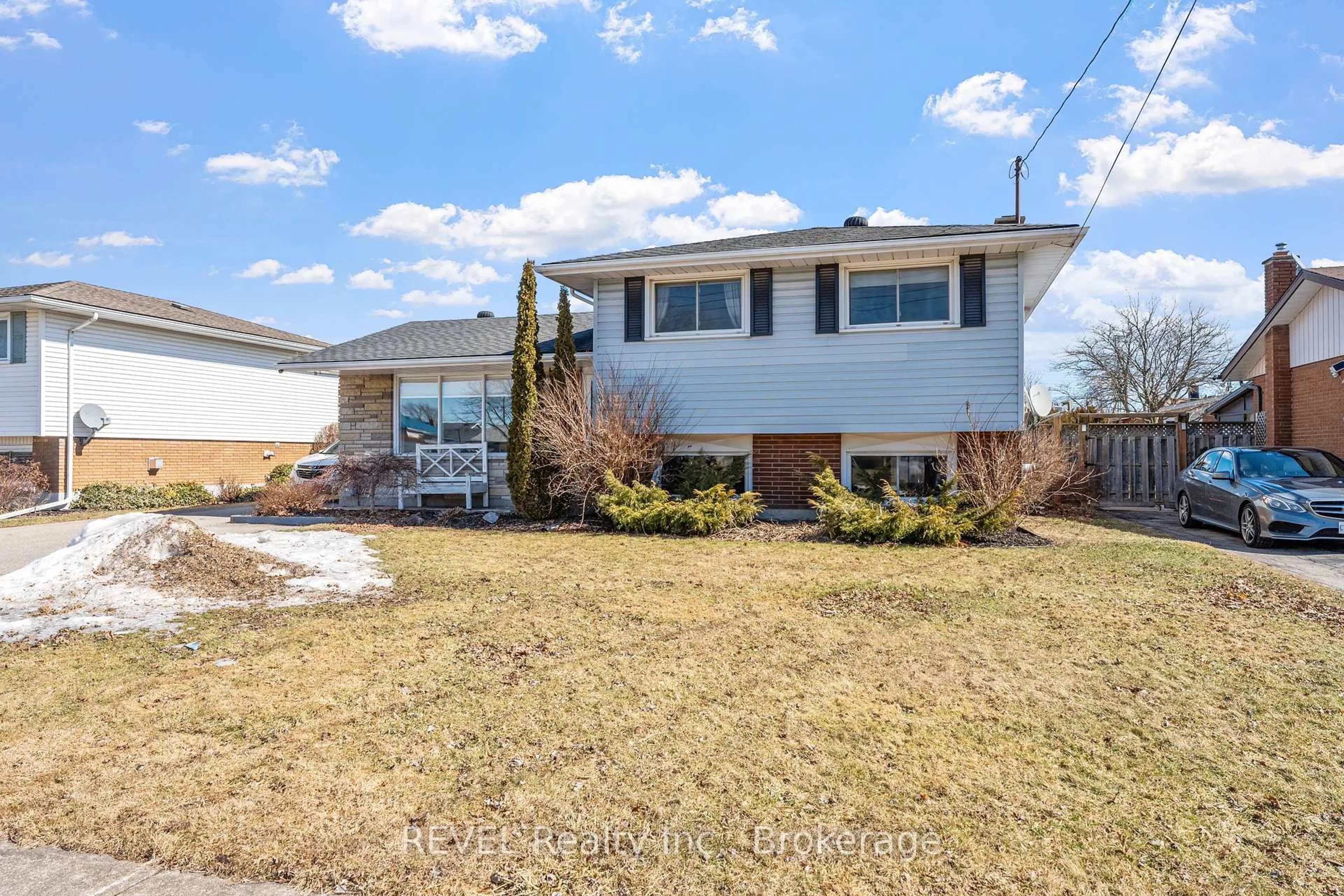 Home with vinyl exterior material, street for 15 Gladys Ave, Welland Ontario L3B 1G1