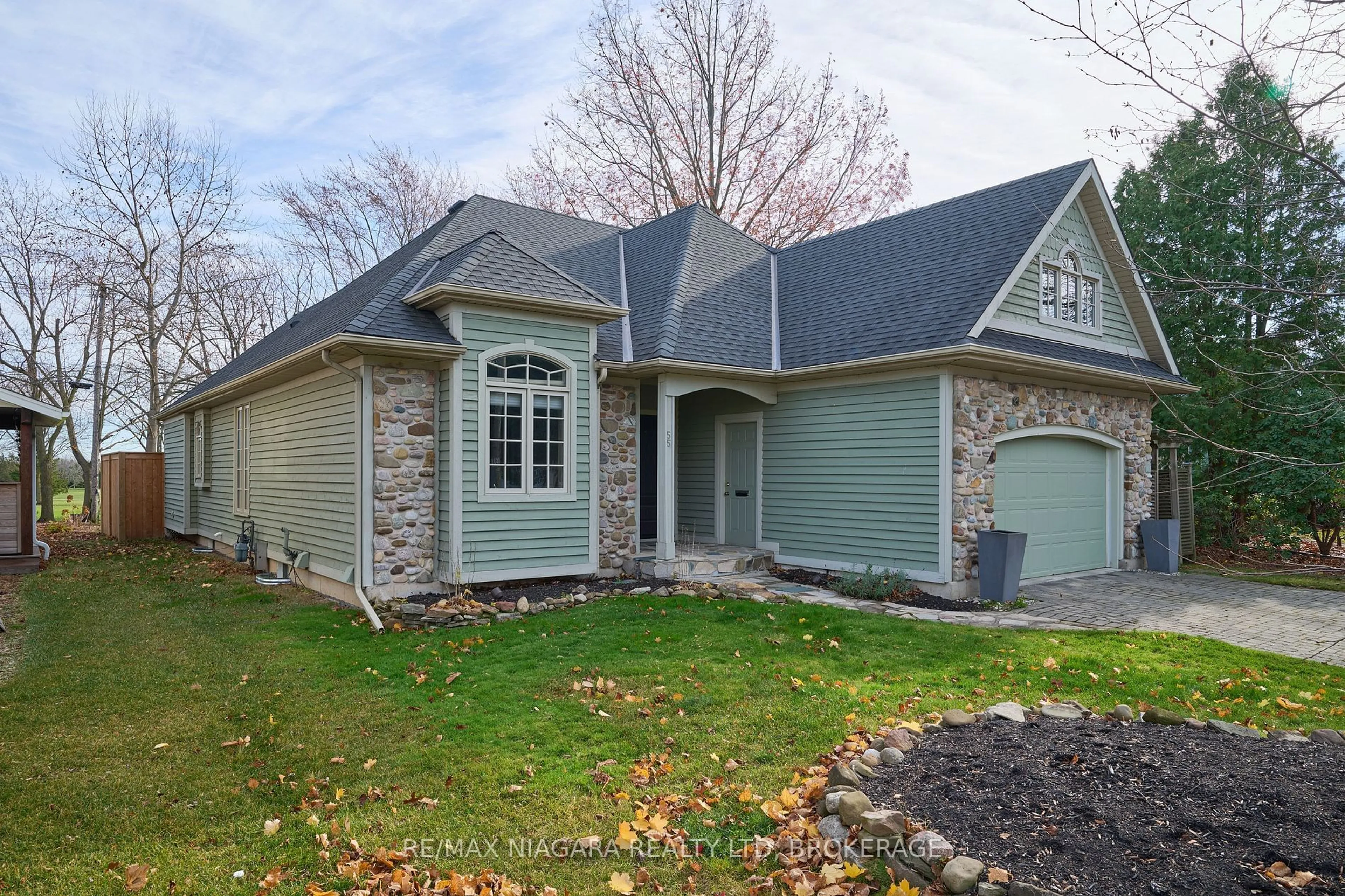 Home with vinyl exterior material, street for 55 HIGHLAND Ave, St. Catharines Ontario L2R 4H9