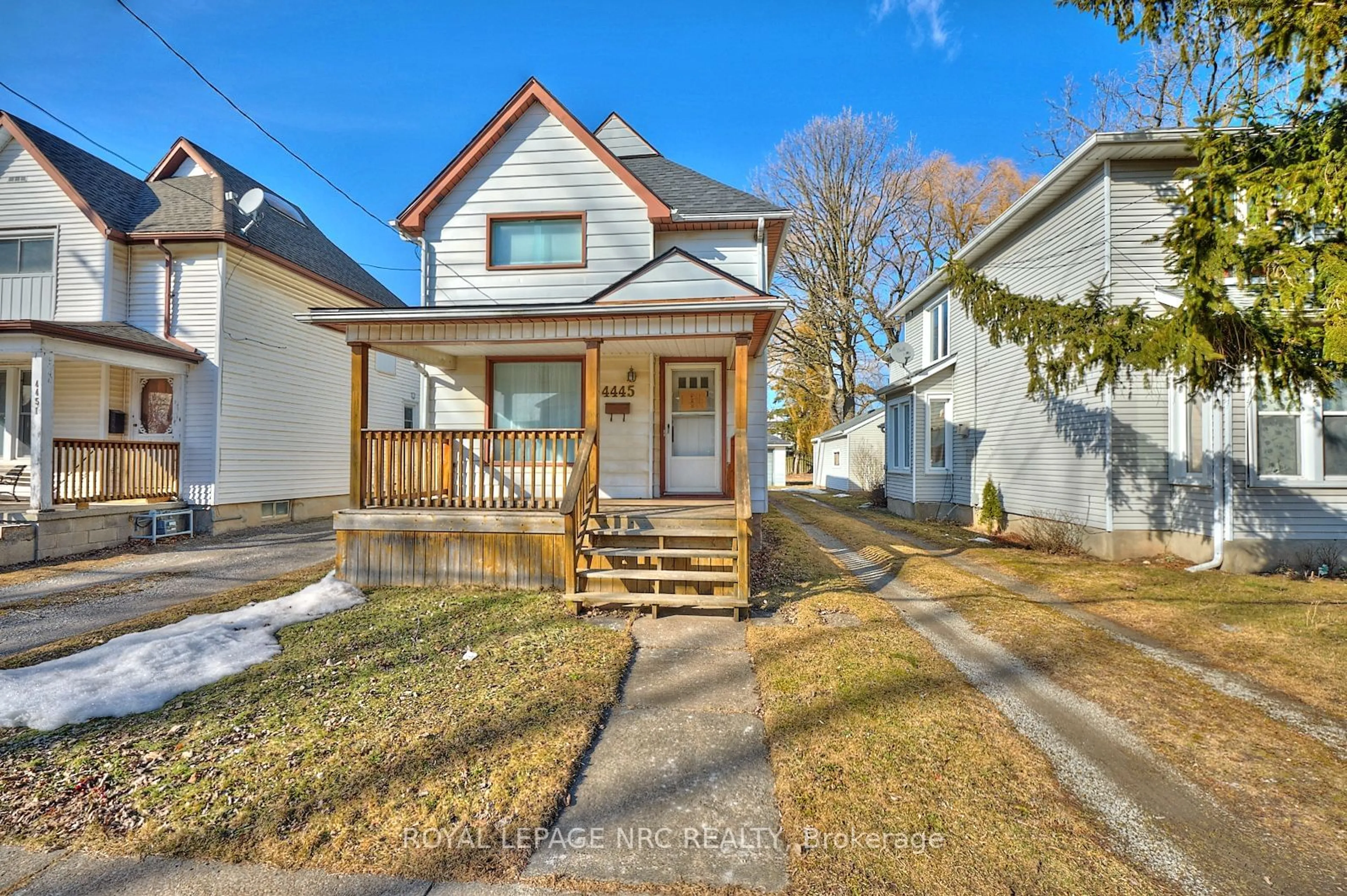 Home with vinyl exterior material, street for 4445 Simcoe St, Niagara Falls Ontario L2E 1T7