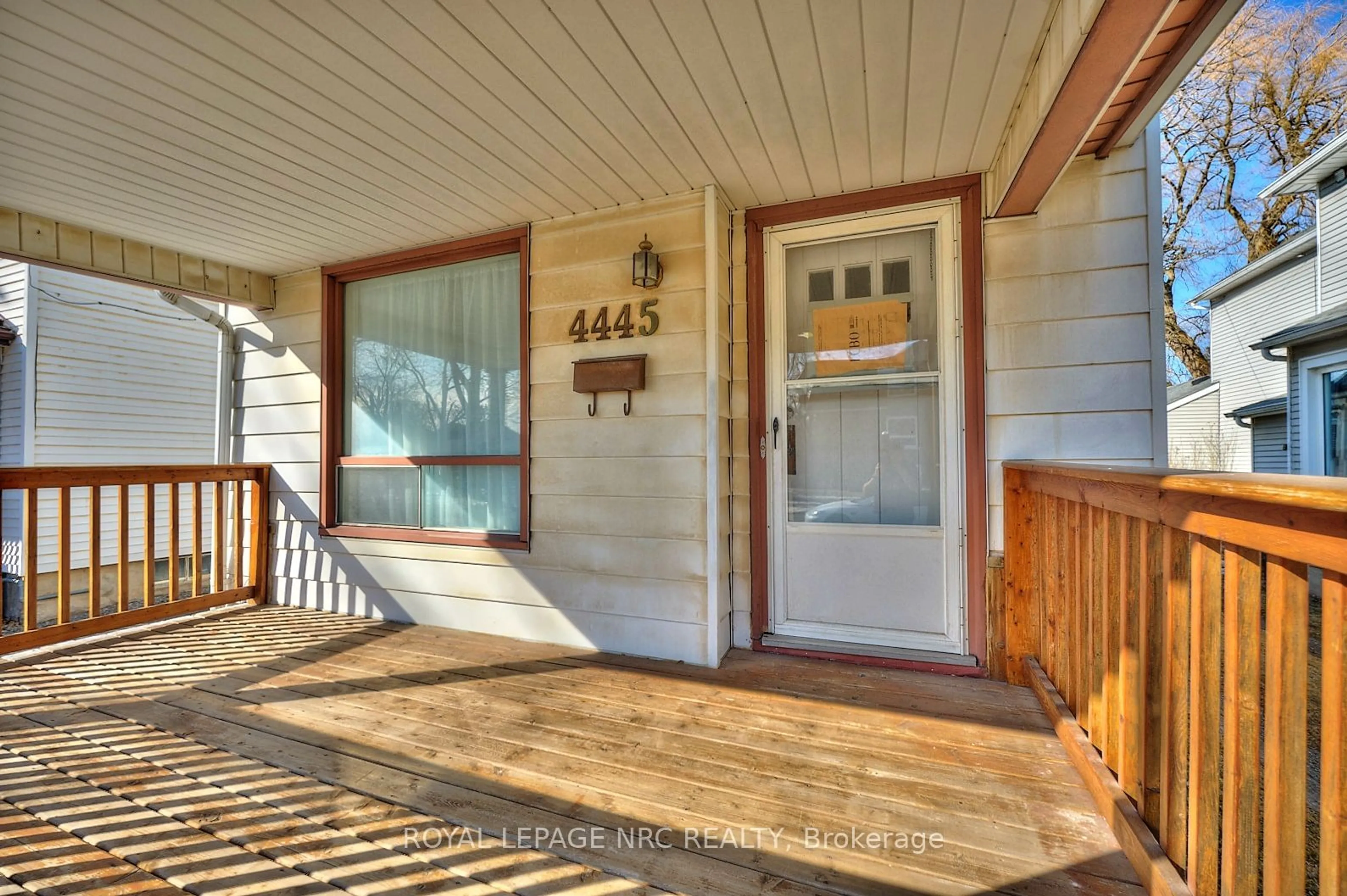 Indoor entryway for 4445 Simcoe St, Niagara Falls Ontario L2E 1T7