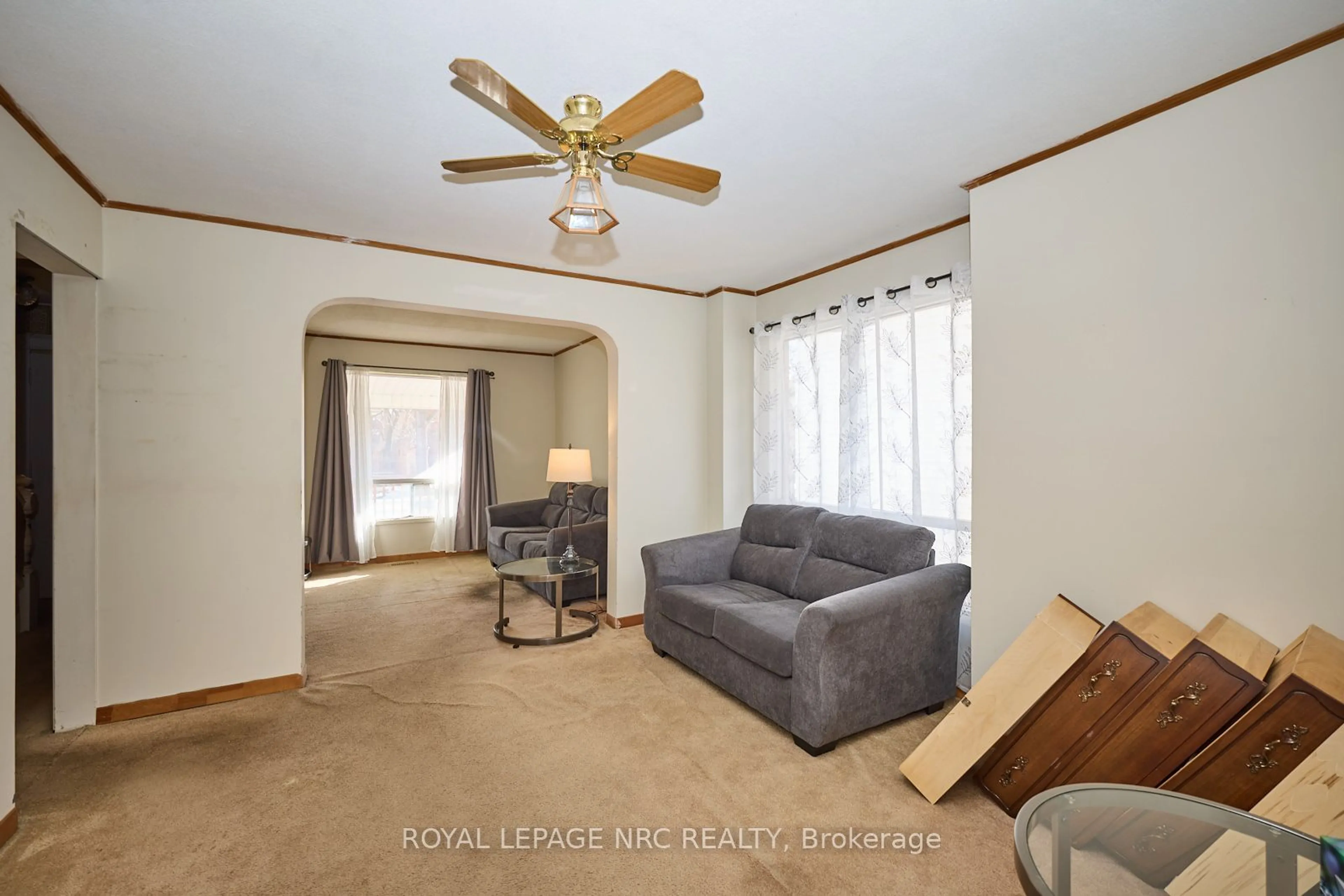 Living room with furniture, carpet floor for 4445 Simcoe St, Niagara Falls Ontario L2E 1T7