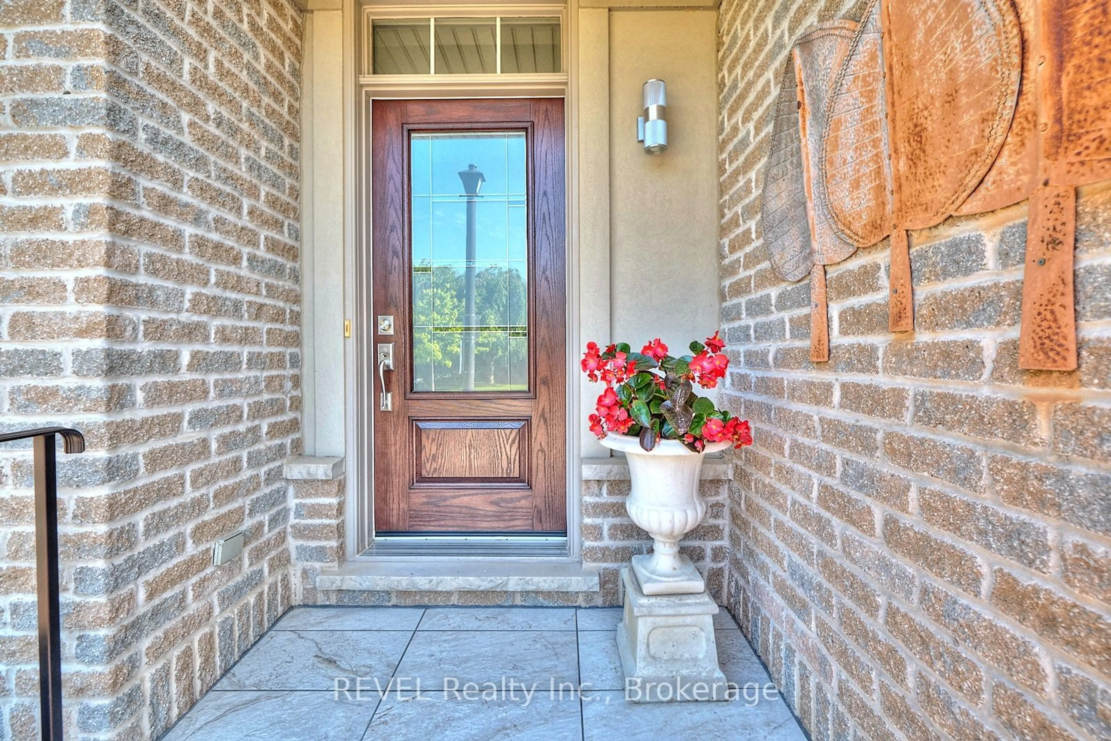 Indoor entryway for 2 Seyval Pl, Niagara-on-the-Lake Ontario L0S 1J0