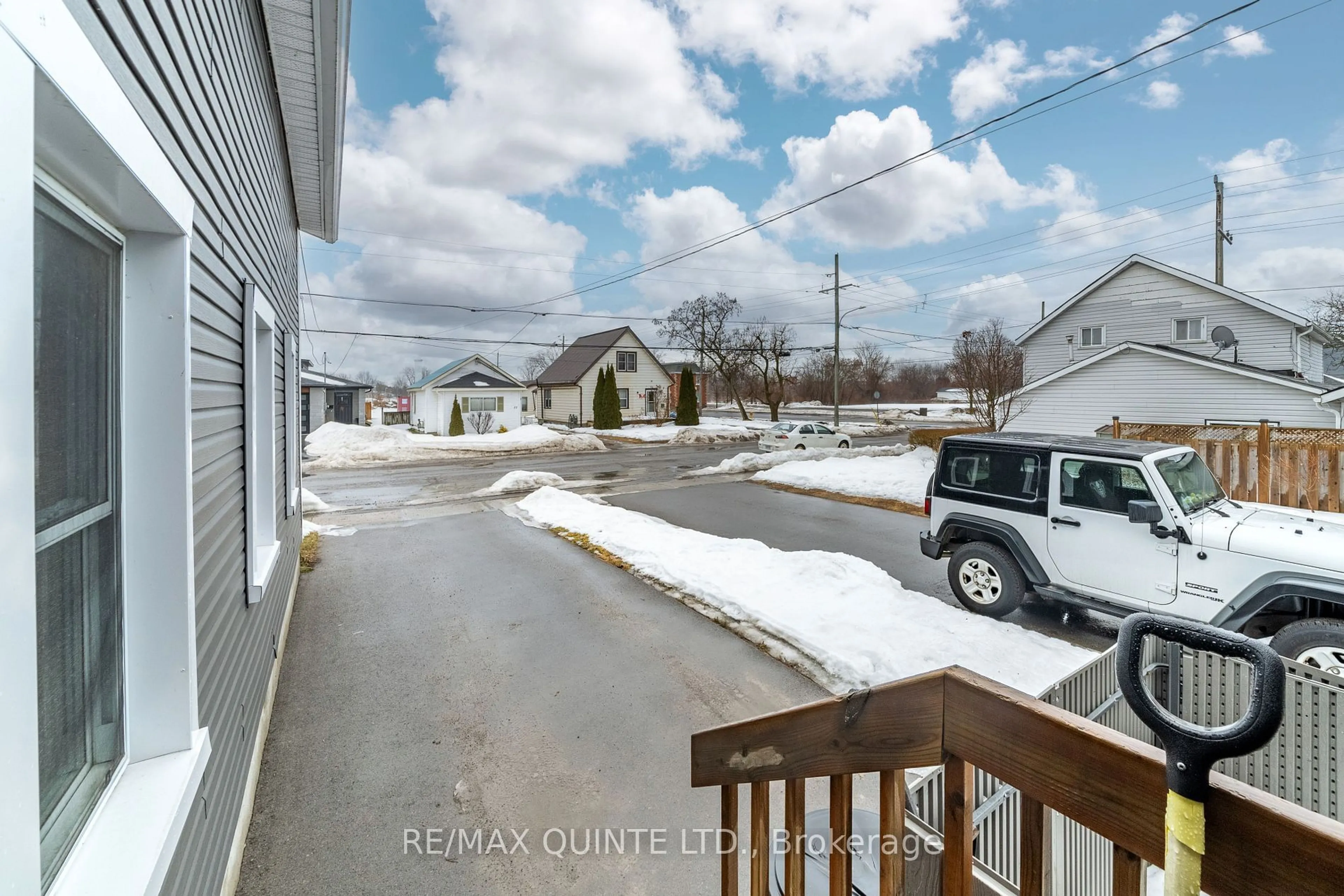 A pic from outside/outdoor area/front of a property/back of a property/a pic from drone, street for 86 SOUTH GEORGE St, Belleville Ontario K8N 3G9