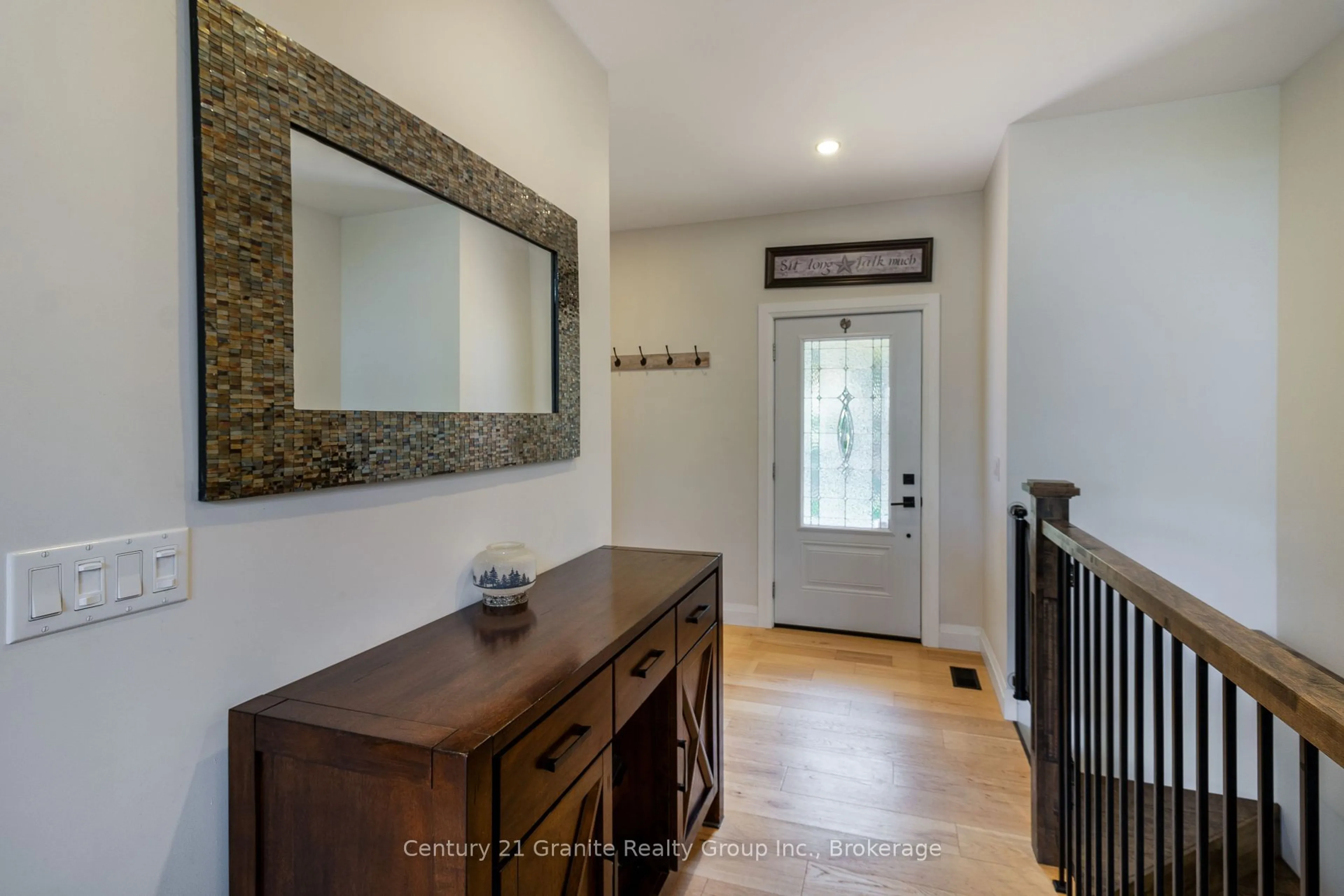 Indoor entryway for 1076 Providence Dr, Algonquin Highlands Ontario K0M 1S0