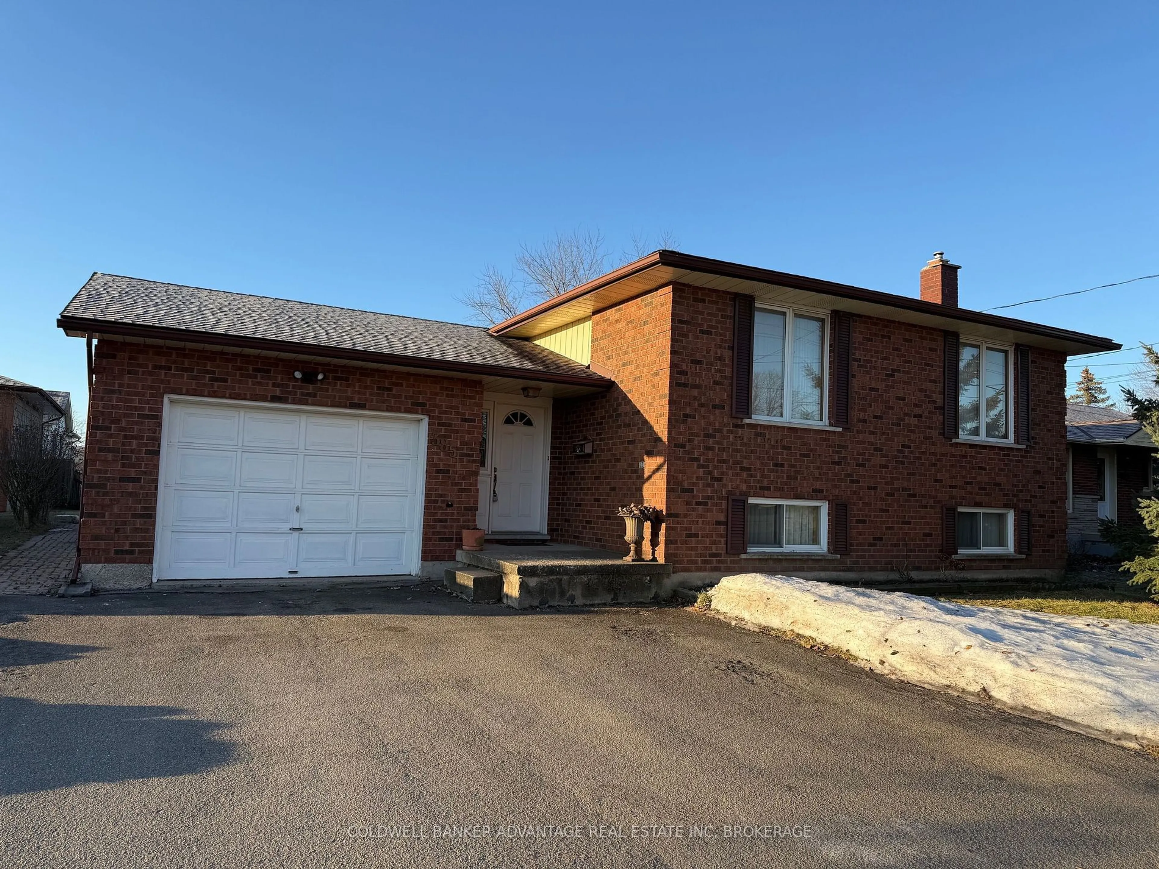 Home with brick exterior material, street for 385 Fitch St, Welland Ontario L3C 4W7