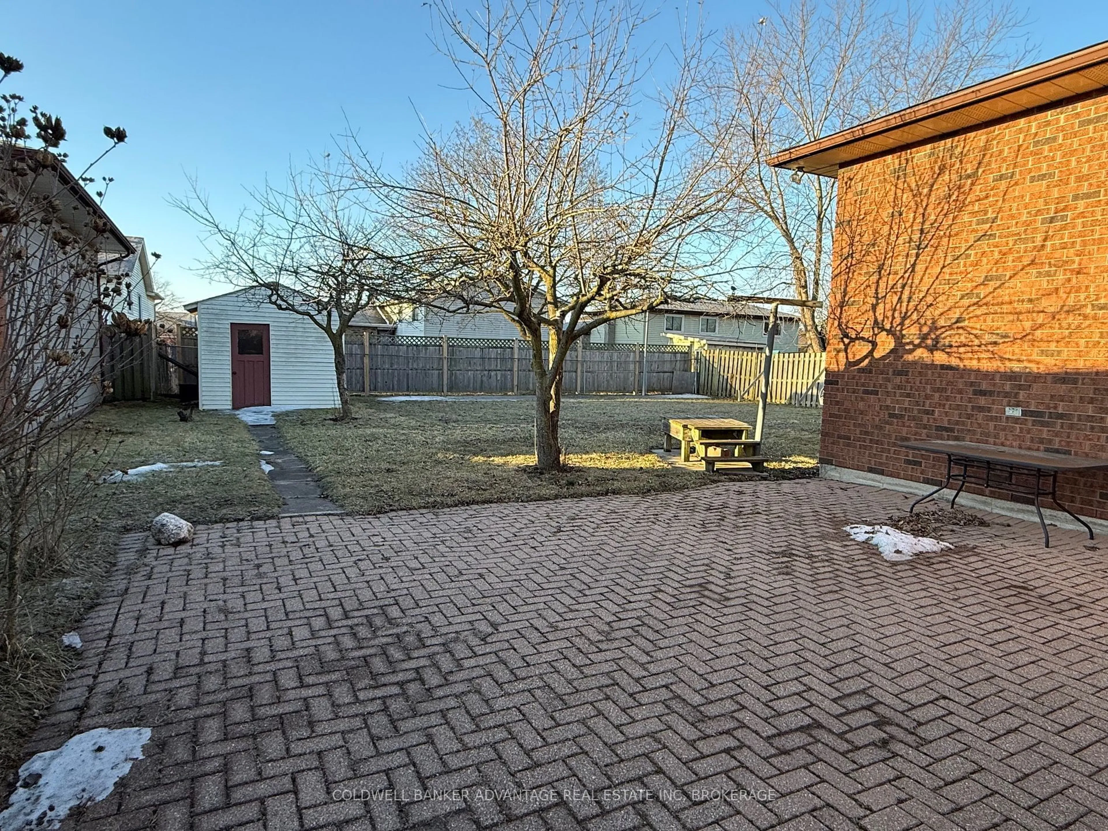 A pic from outside/outdoor area/front of a property/back of a property/a pic from drone, street for 385 Fitch St, Welland Ontario L3C 4W7