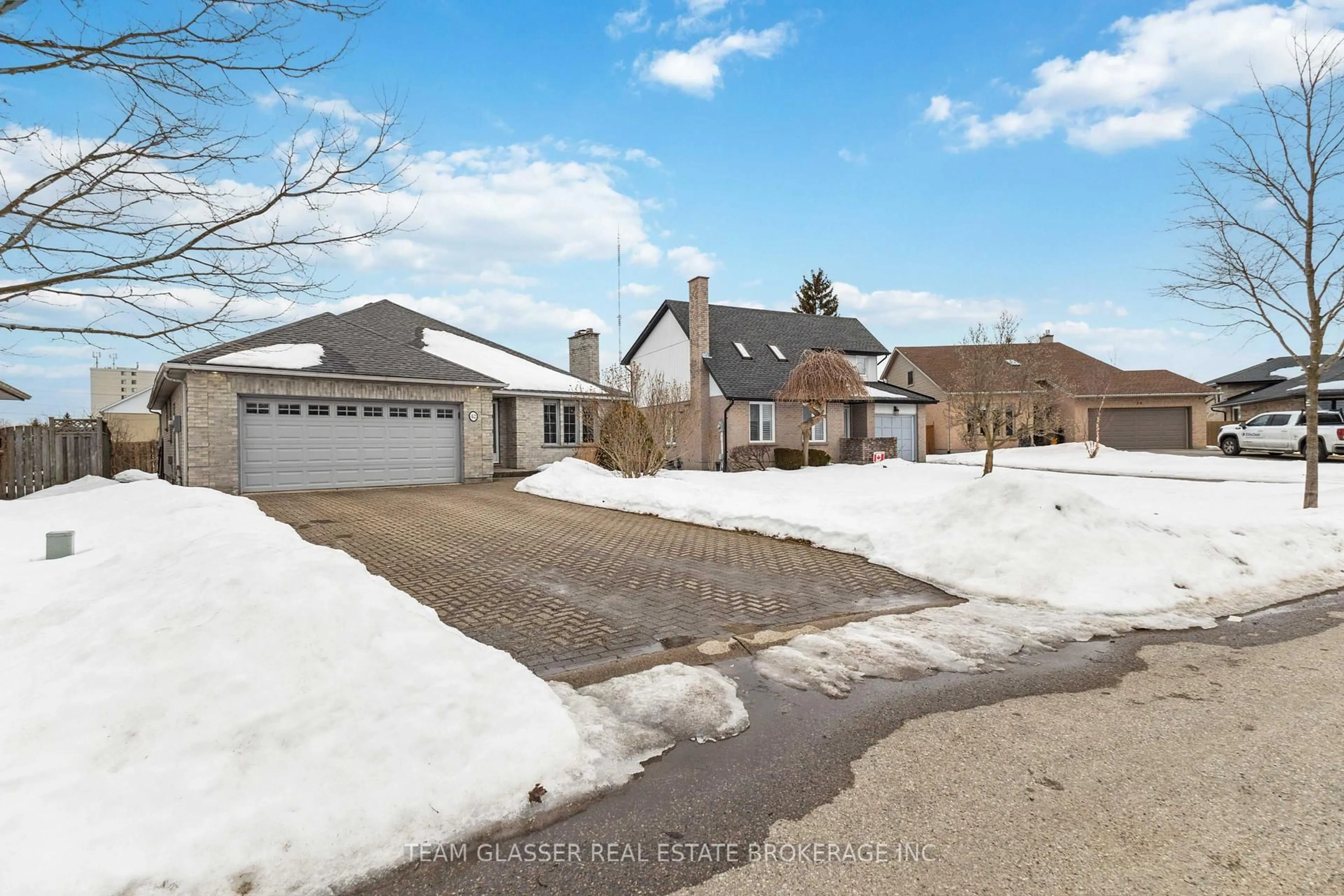 A pic from outside/outdoor area/front of a property/back of a property/a pic from drone, street for 42 Parkside Cres, London Ontario N6C 5L9