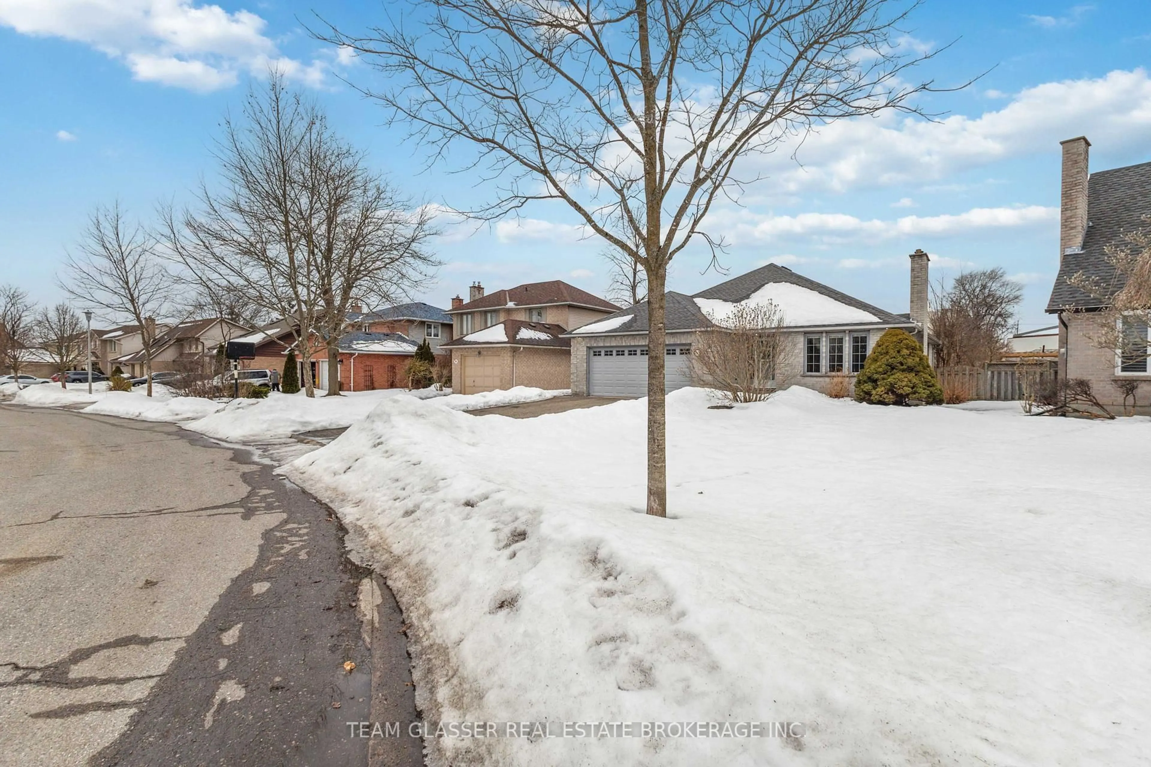 A pic from outside/outdoor area/front of a property/back of a property/a pic from drone, street for 42 Parkside Cres, London Ontario N6C 5L9