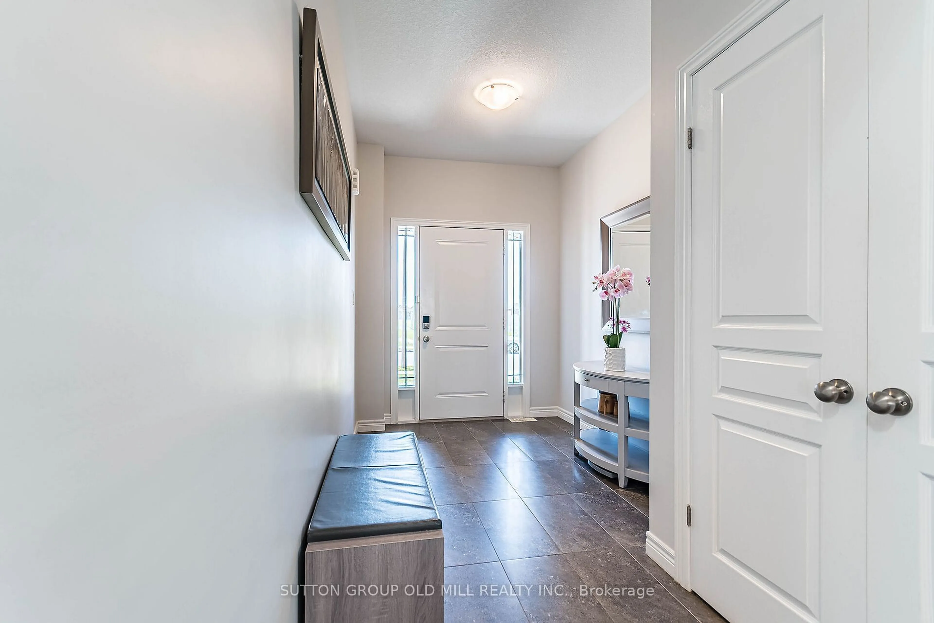 Indoor entryway for 45 Bellagio Ave, Hamilton Ontario L0R 1P0