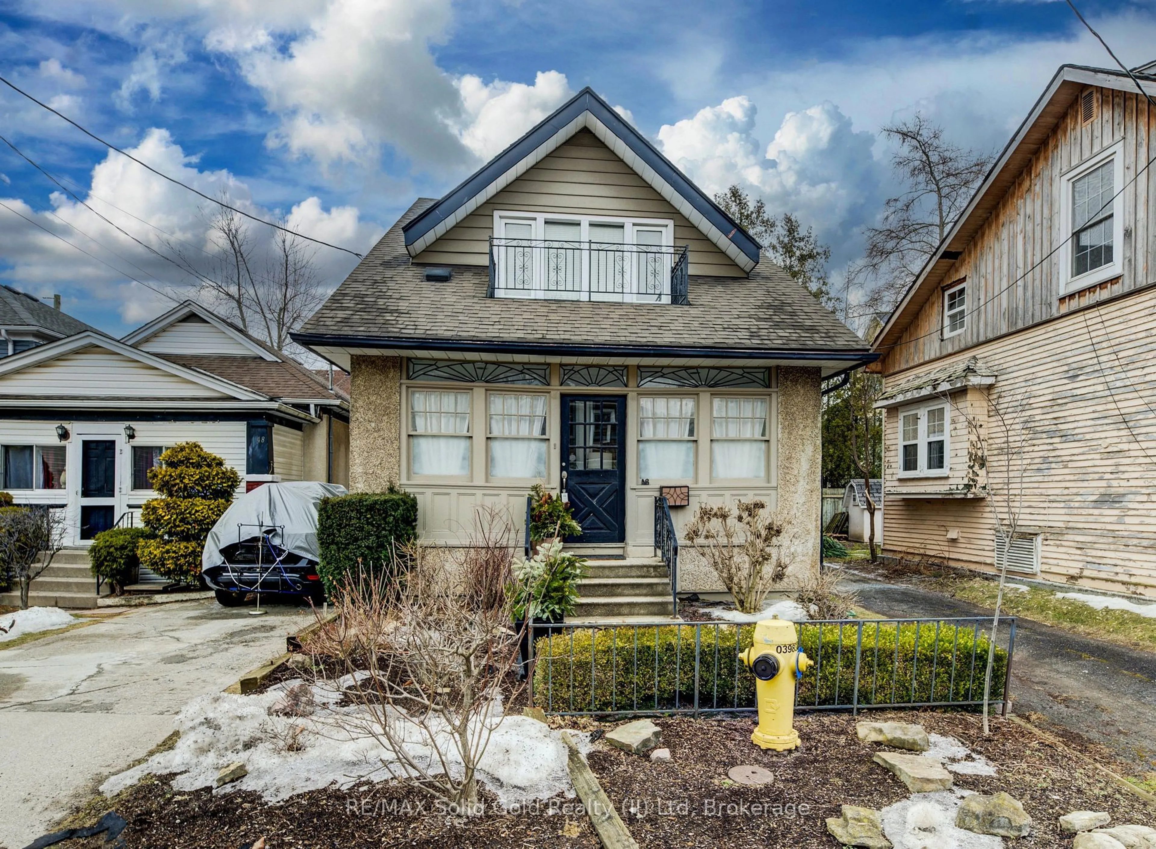 Home with vinyl exterior material, street for 46 York St, St. Catharines Ontario L2R 6C3