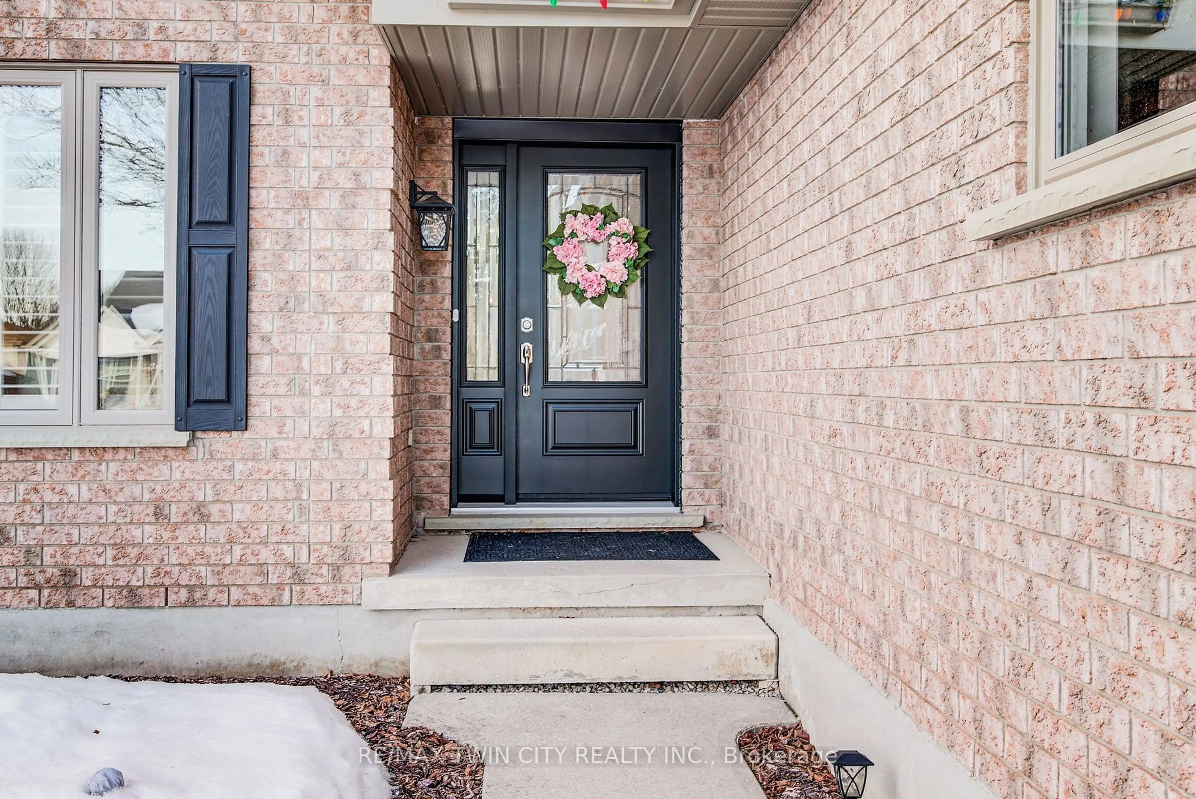 Indoor entryway for 127 Fairlake Dr, Cambridge Ontario N1S 4Z4