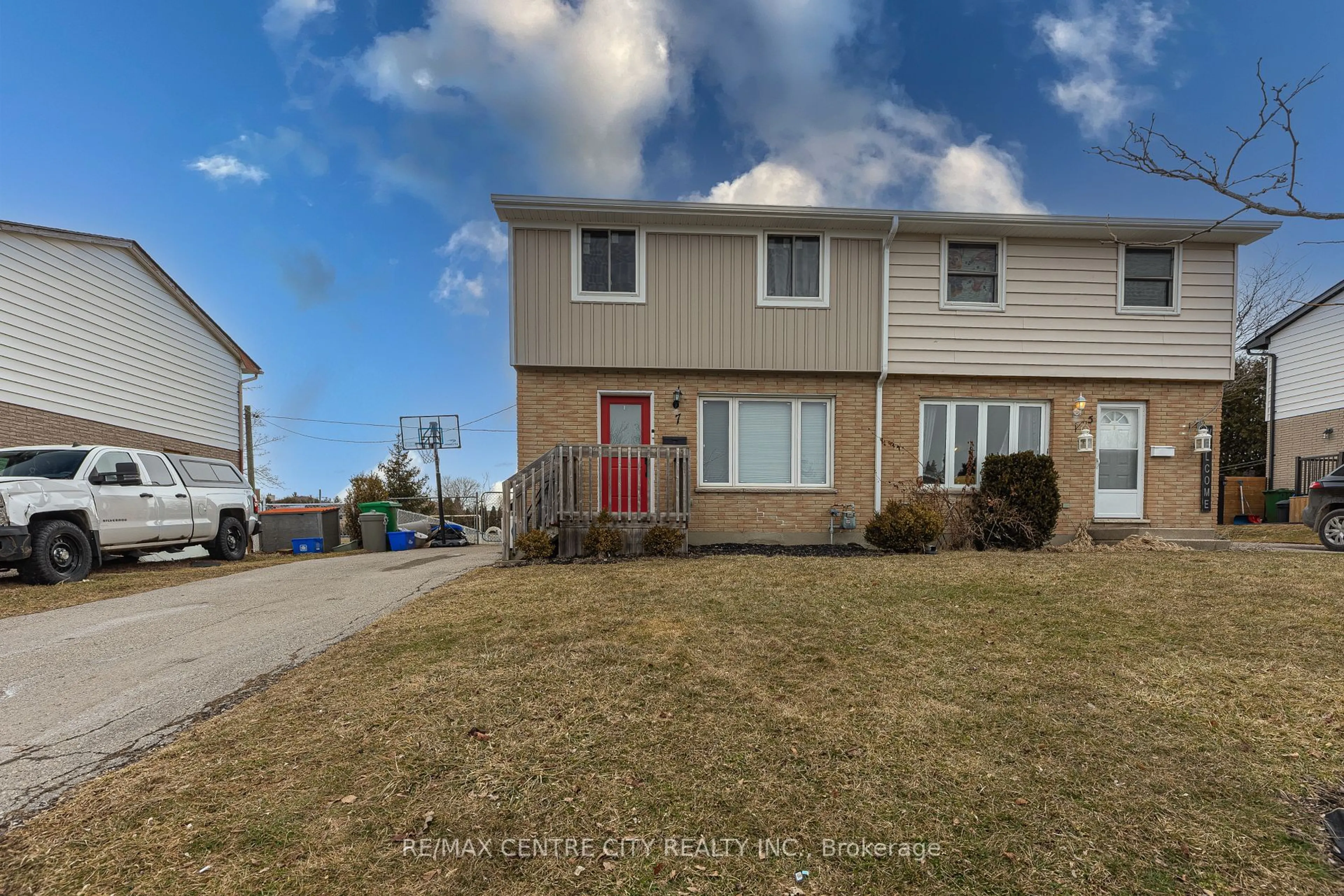 A pic from outside/outdoor area/front of a property/back of a property/a pic from drone, street for 7 Pol Crt, St. Thomas Ontario N5R 5P9