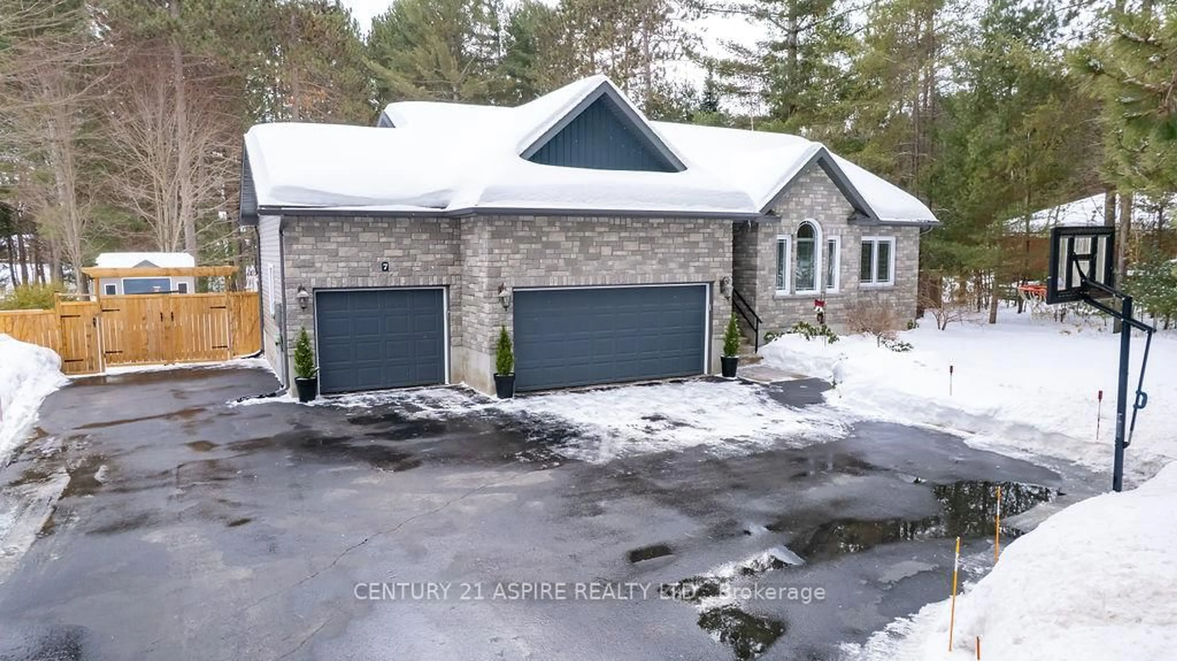 Indoor garage for 7 Steffen St, Petawawa Ontario K8H 3L8