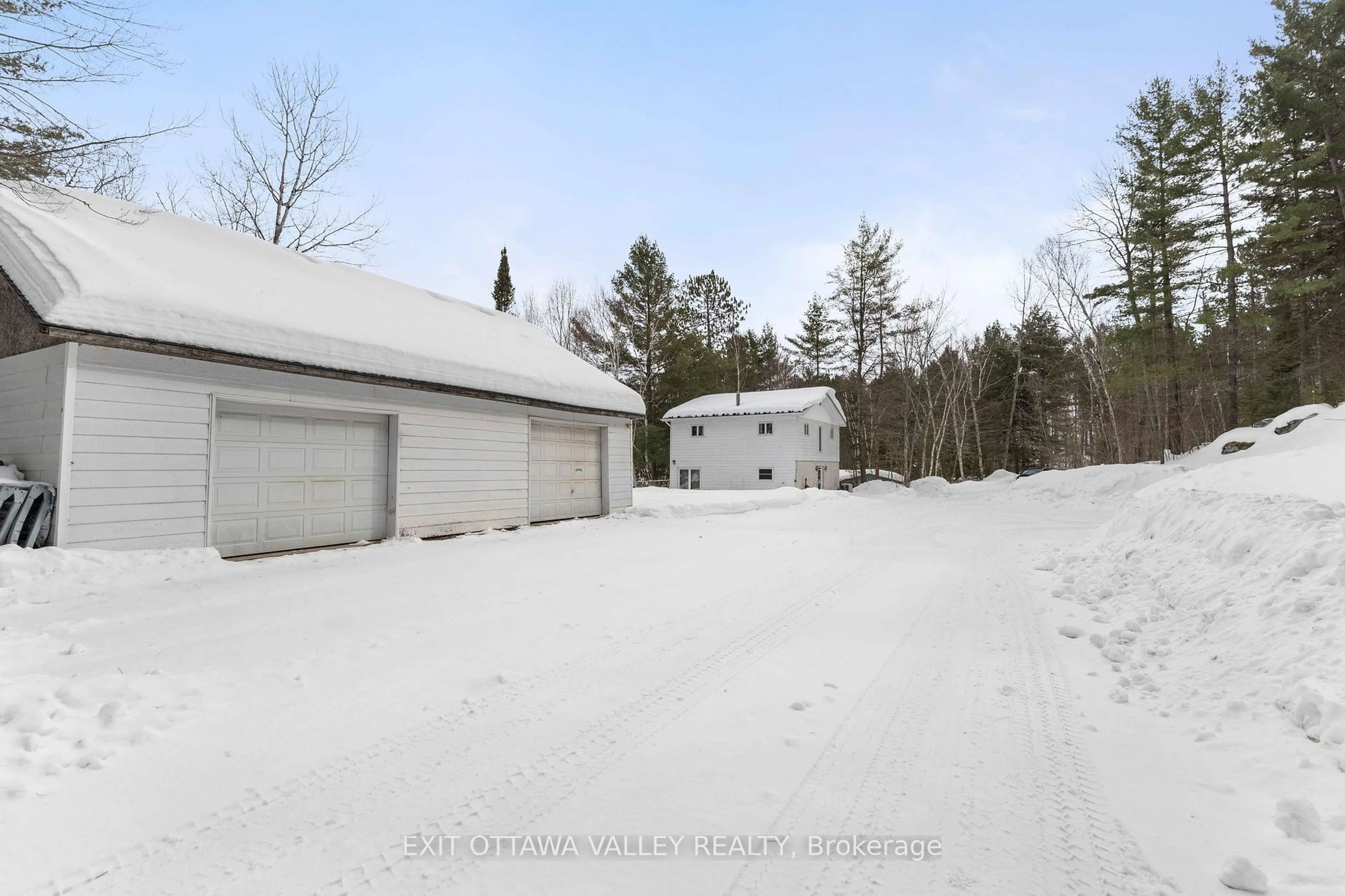 Indoor garage for 88 Chris Mullin Lane, Madawaska Valley Ontario K0J 1B0