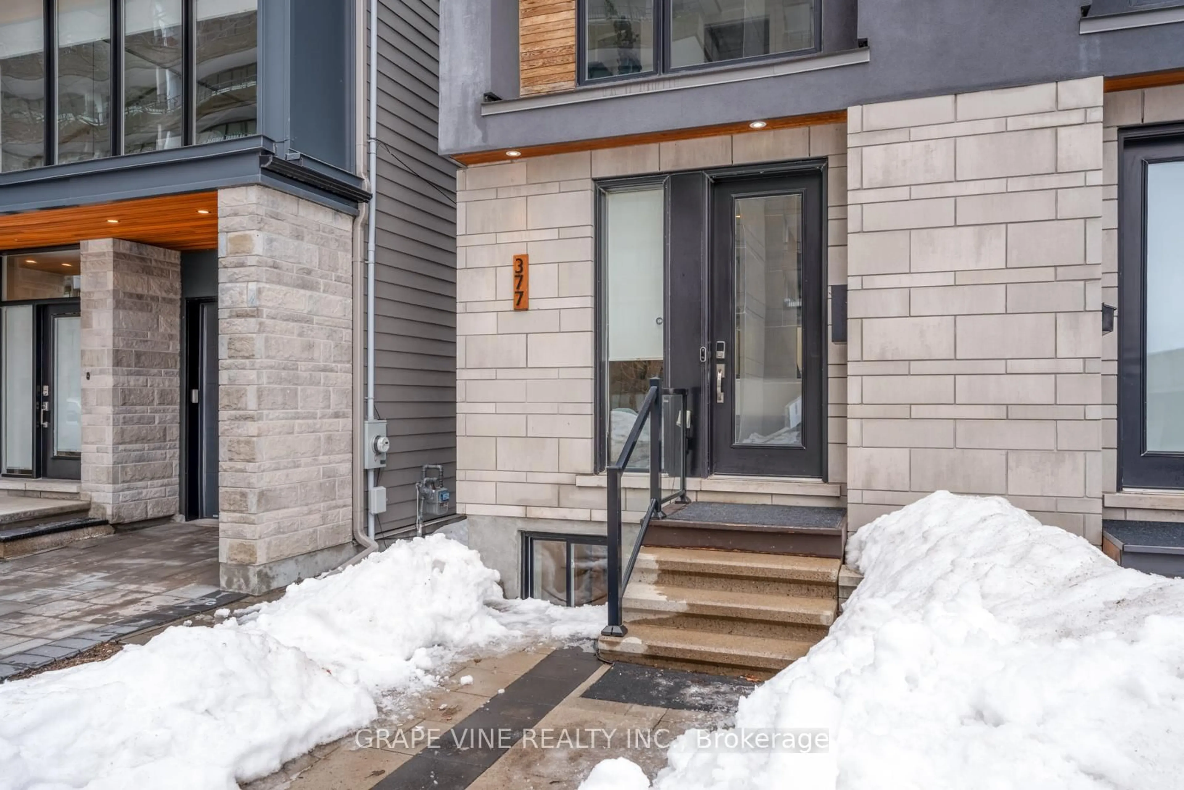 Indoor entryway for 377 Dominion Ave, Carlingwood - Westboro and Area Ontario K2A 2H1