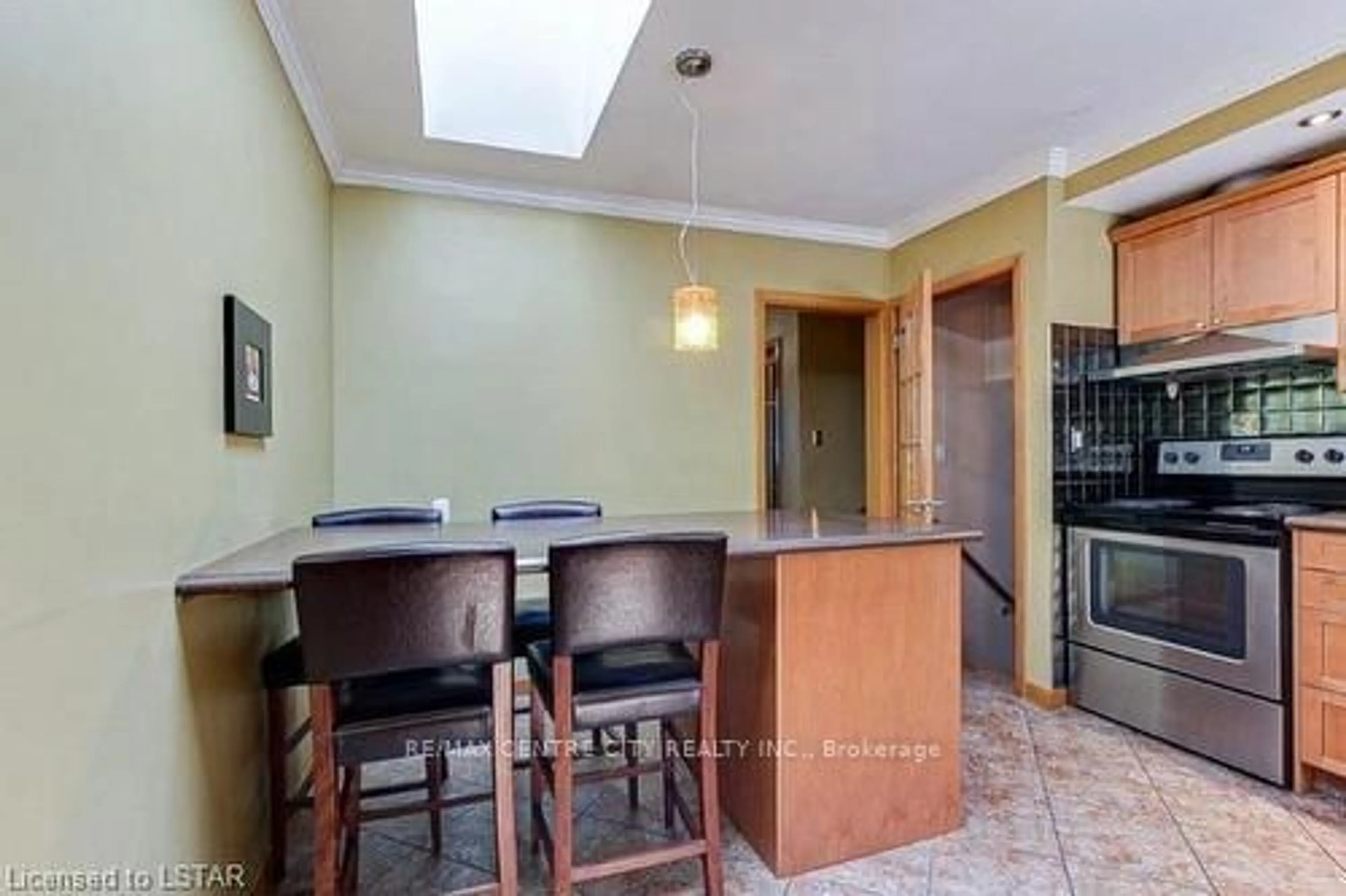 Standard kitchen, unknown for 345 Sarnia Rd, London North Ontario N6G 1N4