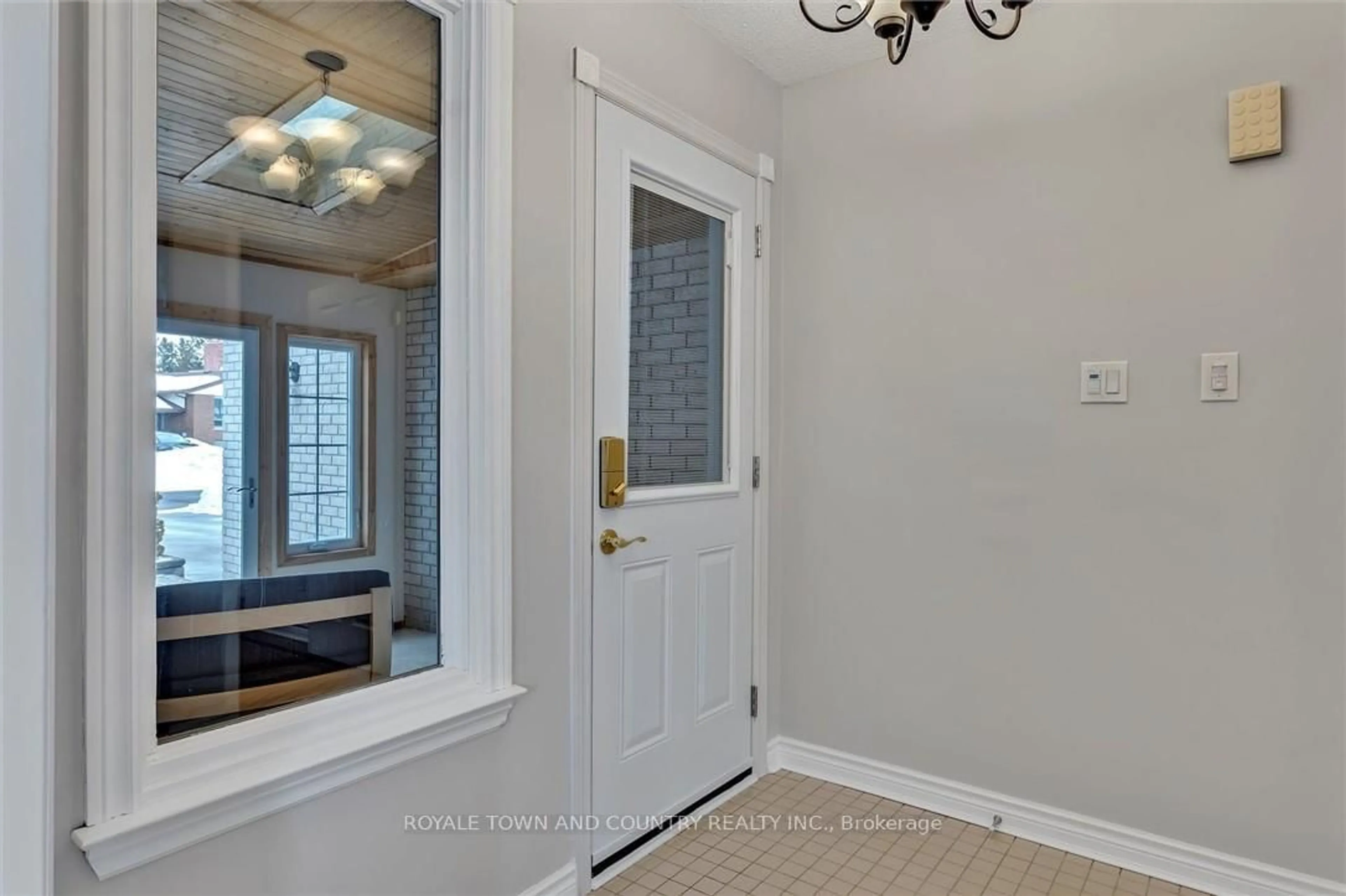 Indoor entryway for 9 Karen Dr, Kawartha Lakes Ontario K9V 5V3