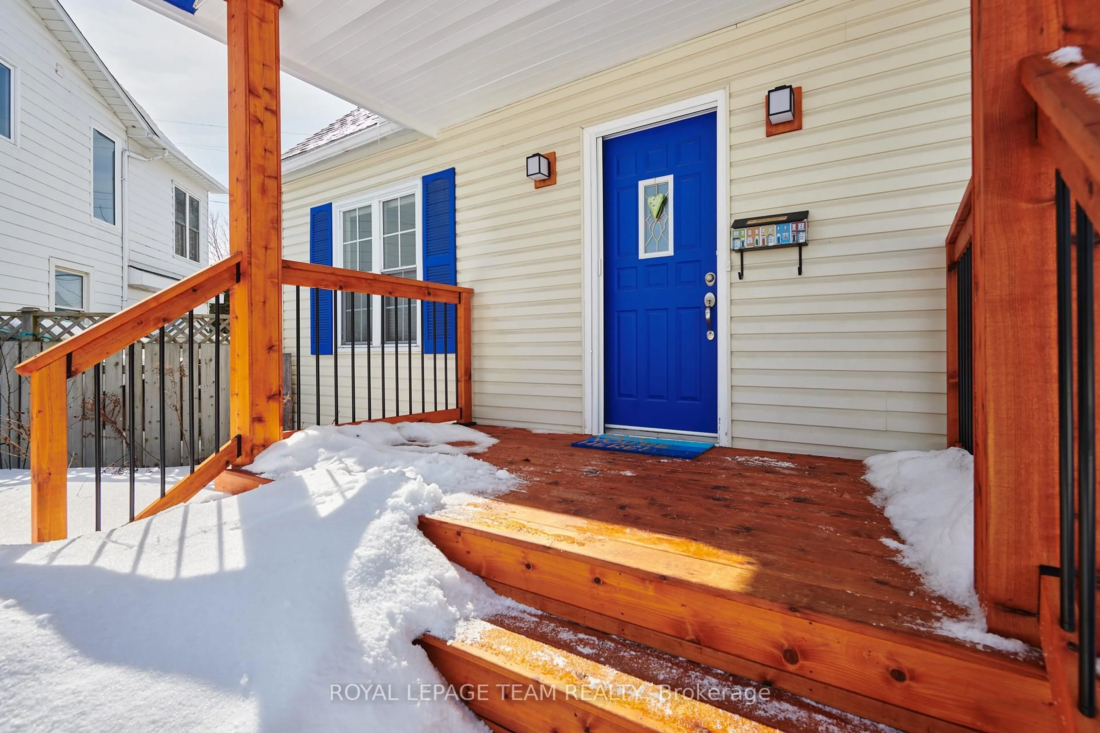 Indoor entryway for 92 Harrold Pl, Carlington - Central Park Ontario K1Z 7N8