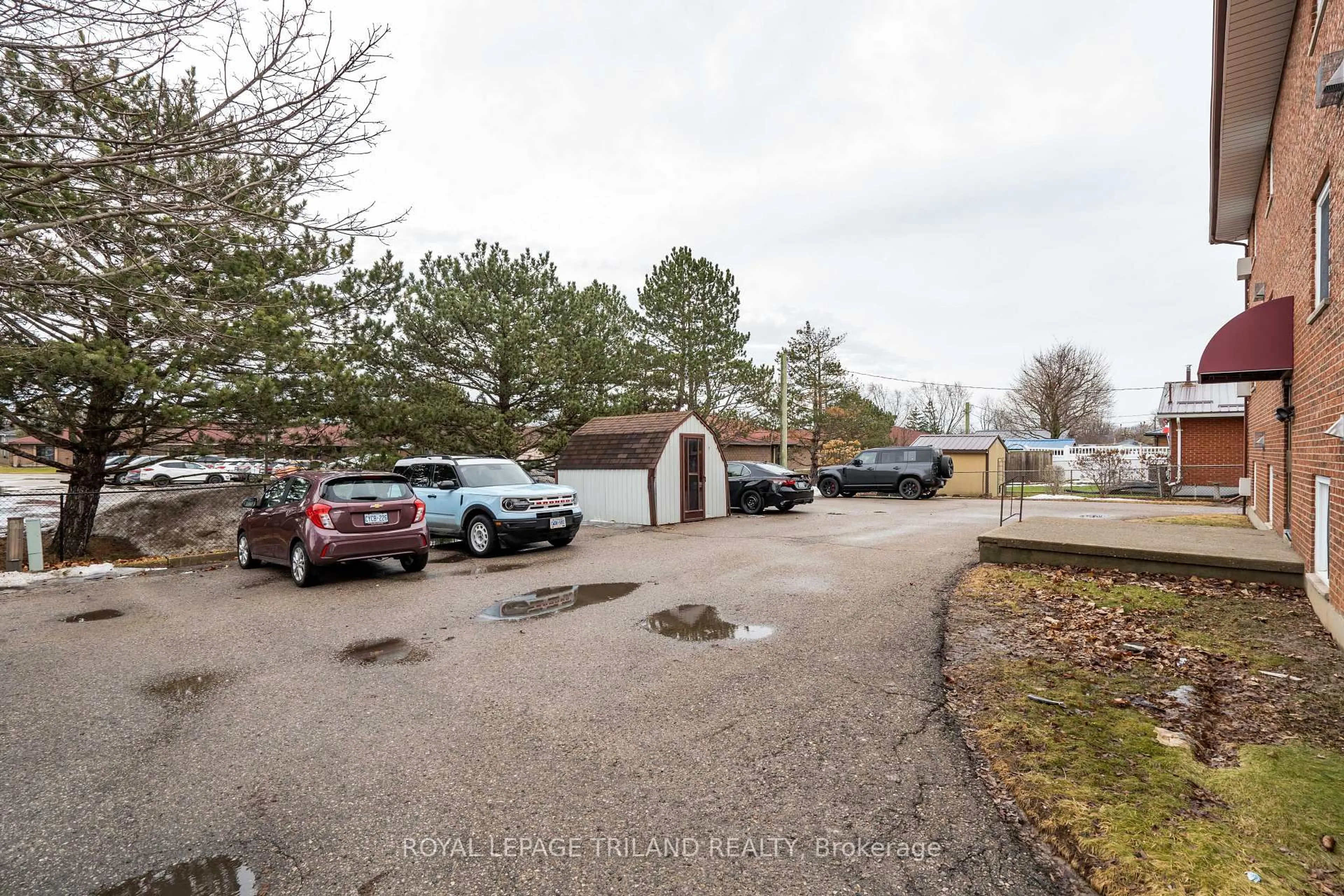 A pic from outside/outdoor area/front of a property/back of a property/a pic from drone, street for 221 Highview Dr, St. Thomas Ontario N5R 5H6