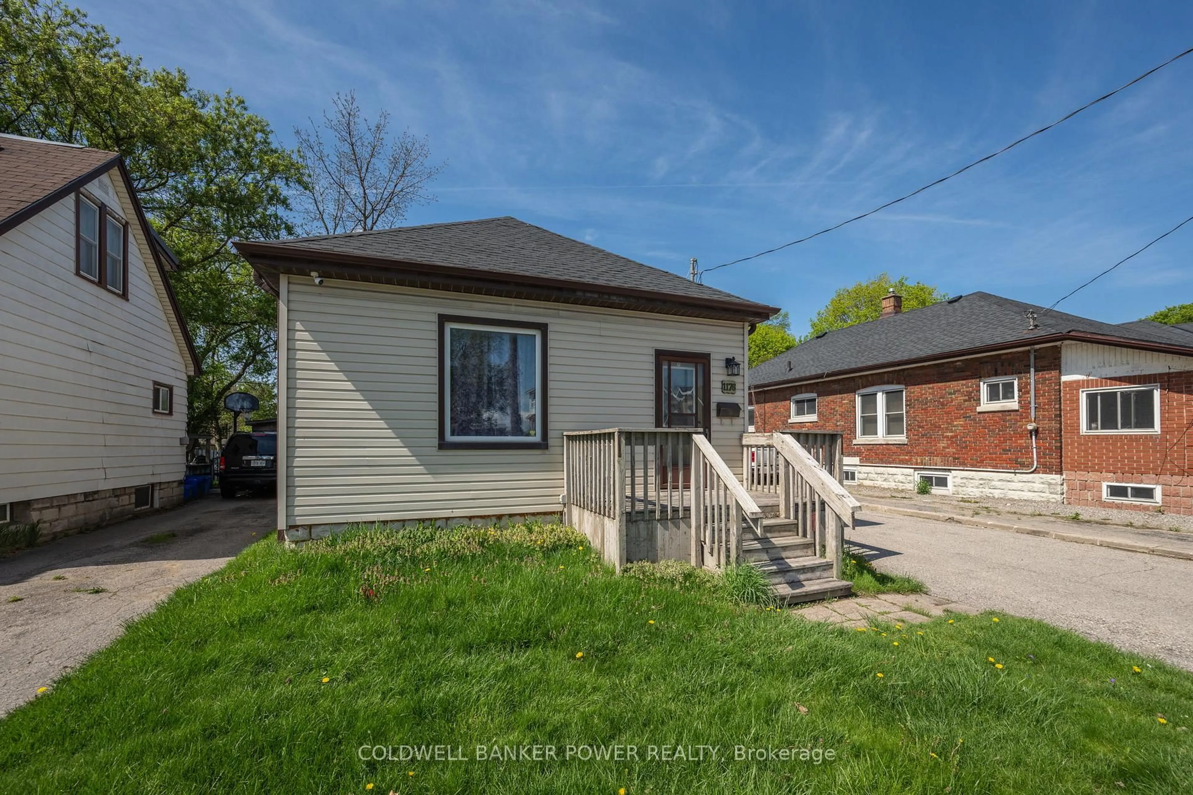 A pic from outside/outdoor area/front of a property/back of a property/a pic from drone, street for 1176 FLORENCE St, London East Ontario N5W 2N1