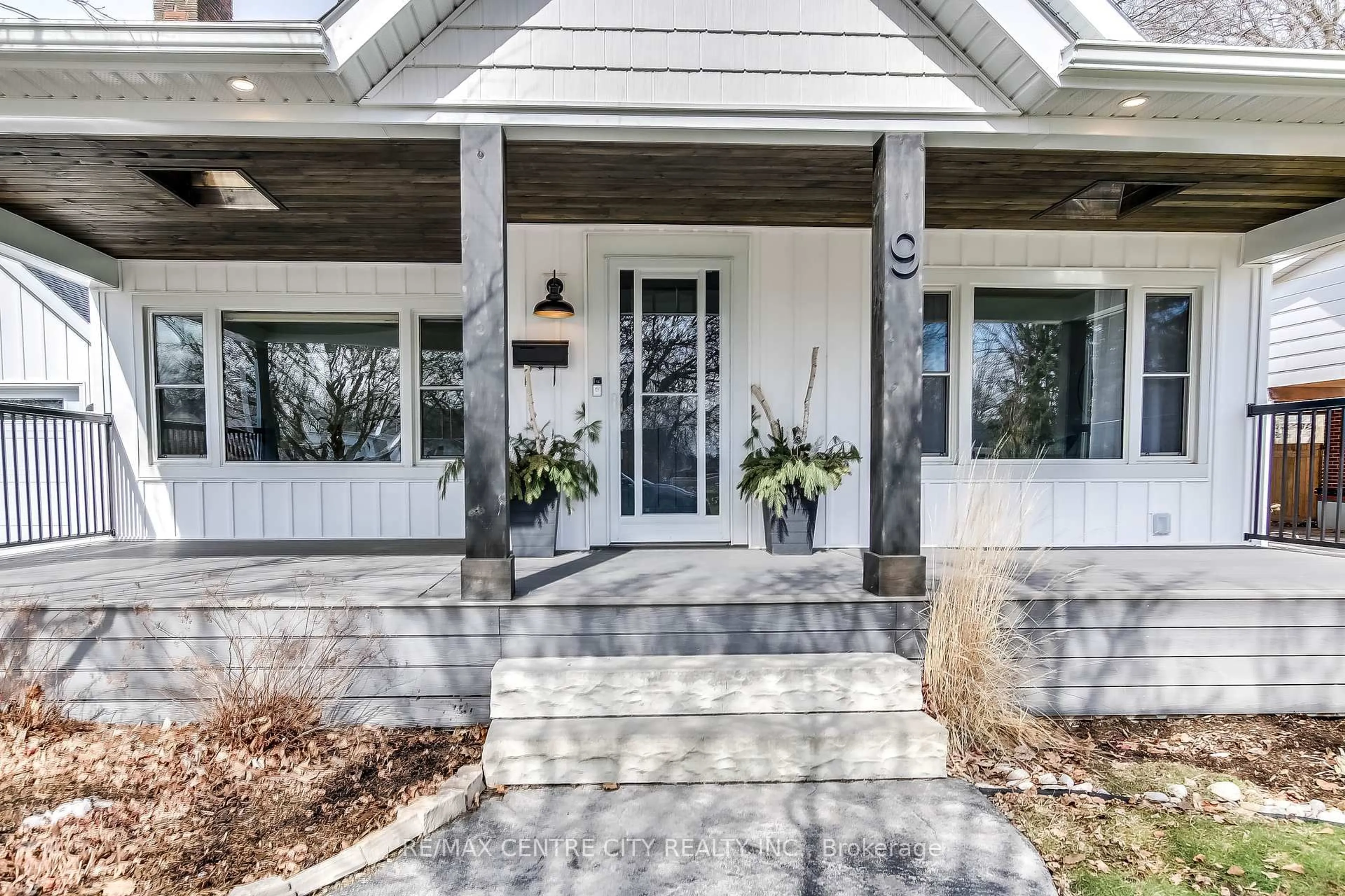 Indoor entryway for 9 LYNHURST Ave, Central Elgin Ontario N5P 1W2