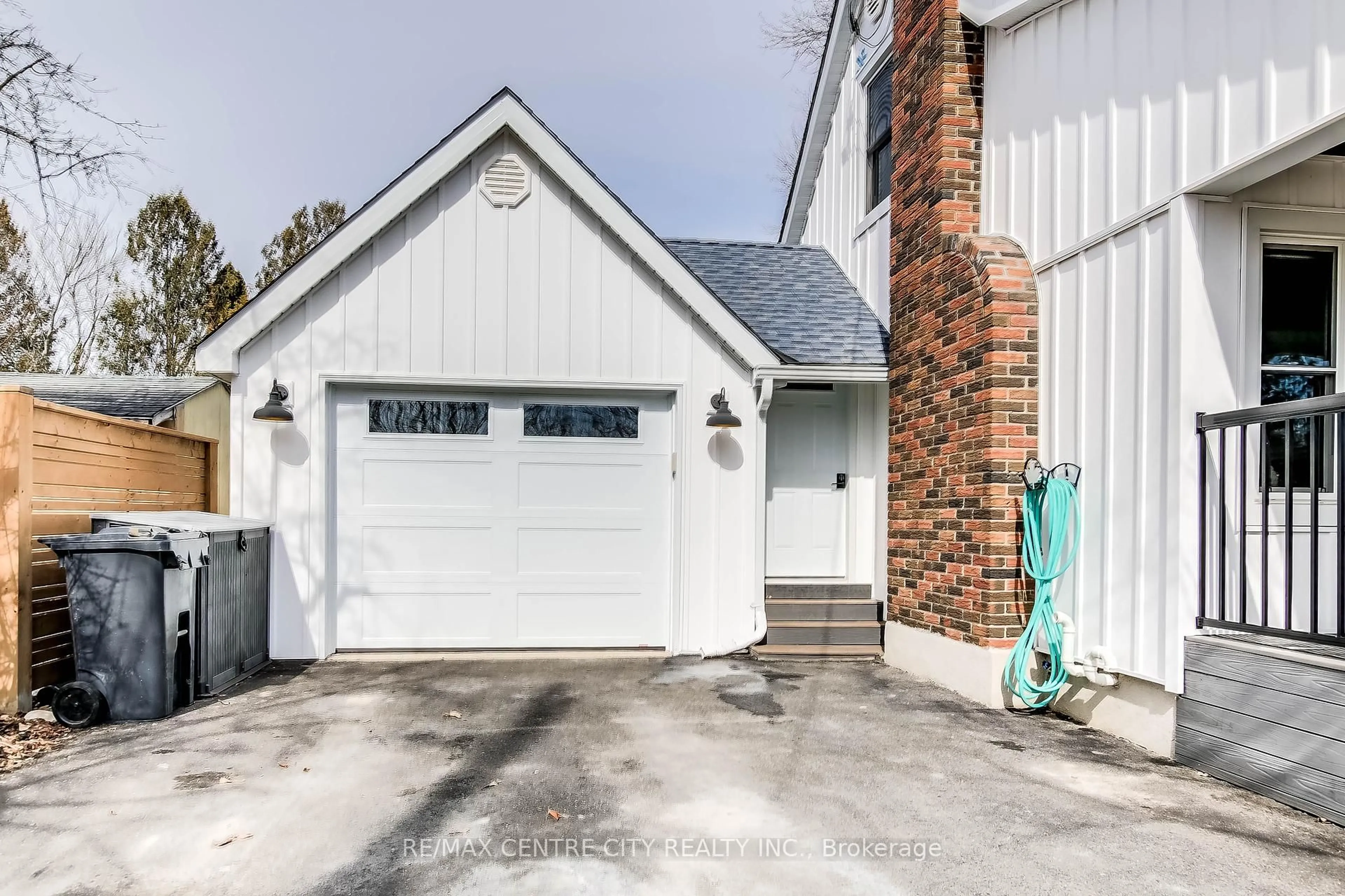 Indoor garage for 9 LYNHURST Ave, Central Elgin Ontario N5P 1W2