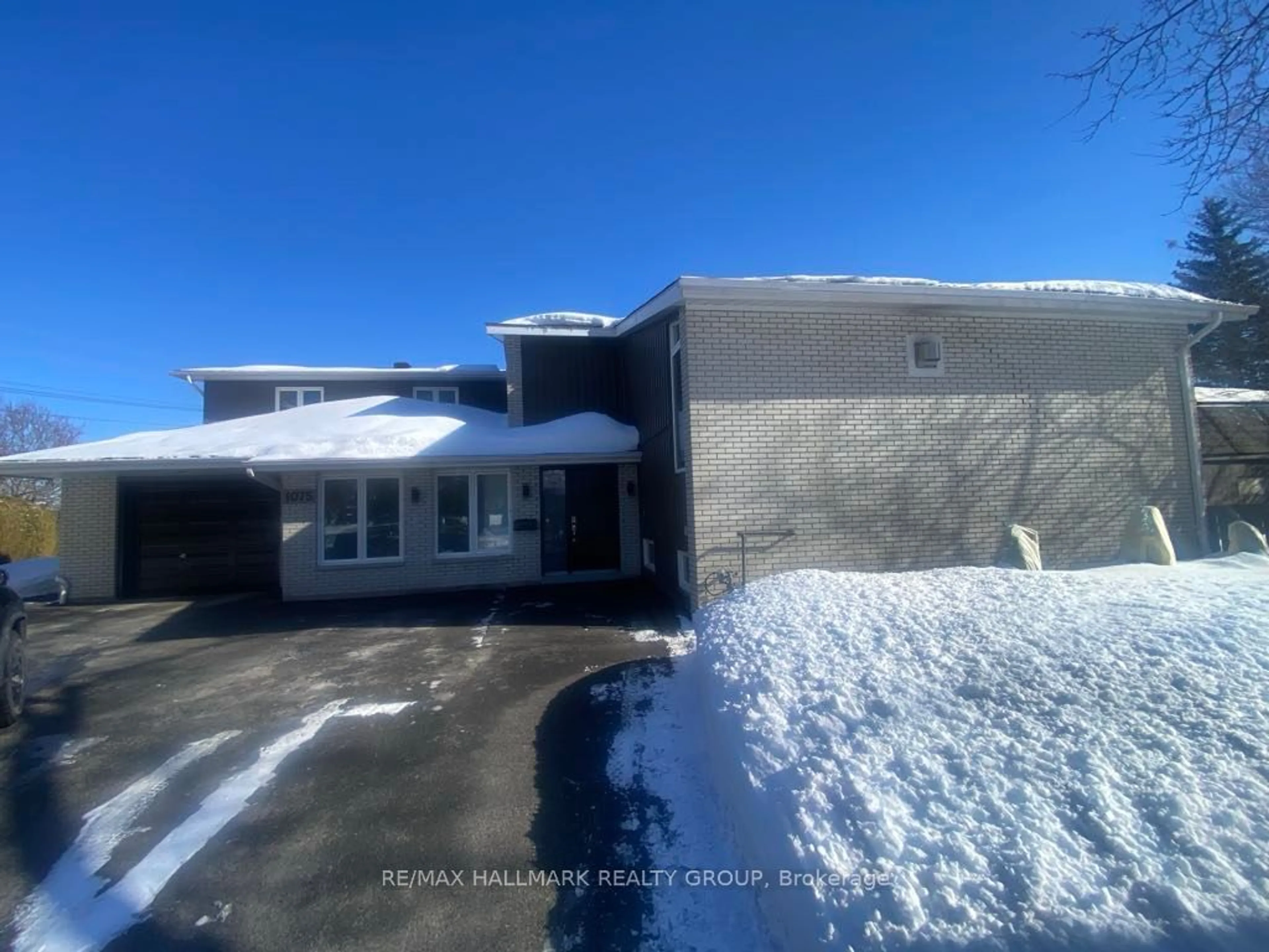 A pic from outside/outdoor area/front of a property/back of a property/a pic from drone, unknown for 1075 Arnot Rd, Mooneys Bay - Carleton Heights and Area Ontario K2C 0H5