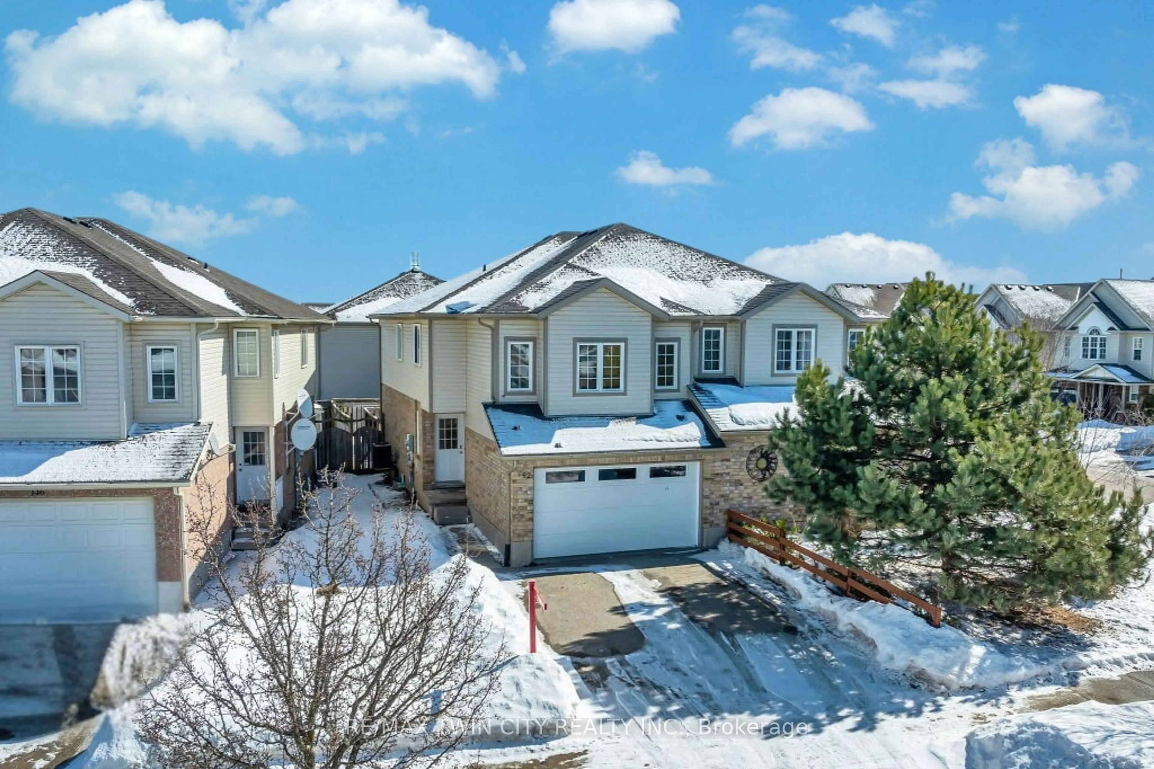 A pic from outside/outdoor area/front of a property/back of a property/a pic from drone, street for 142 Snowdrop Cres, Kitchener Ontario N2E 4G7