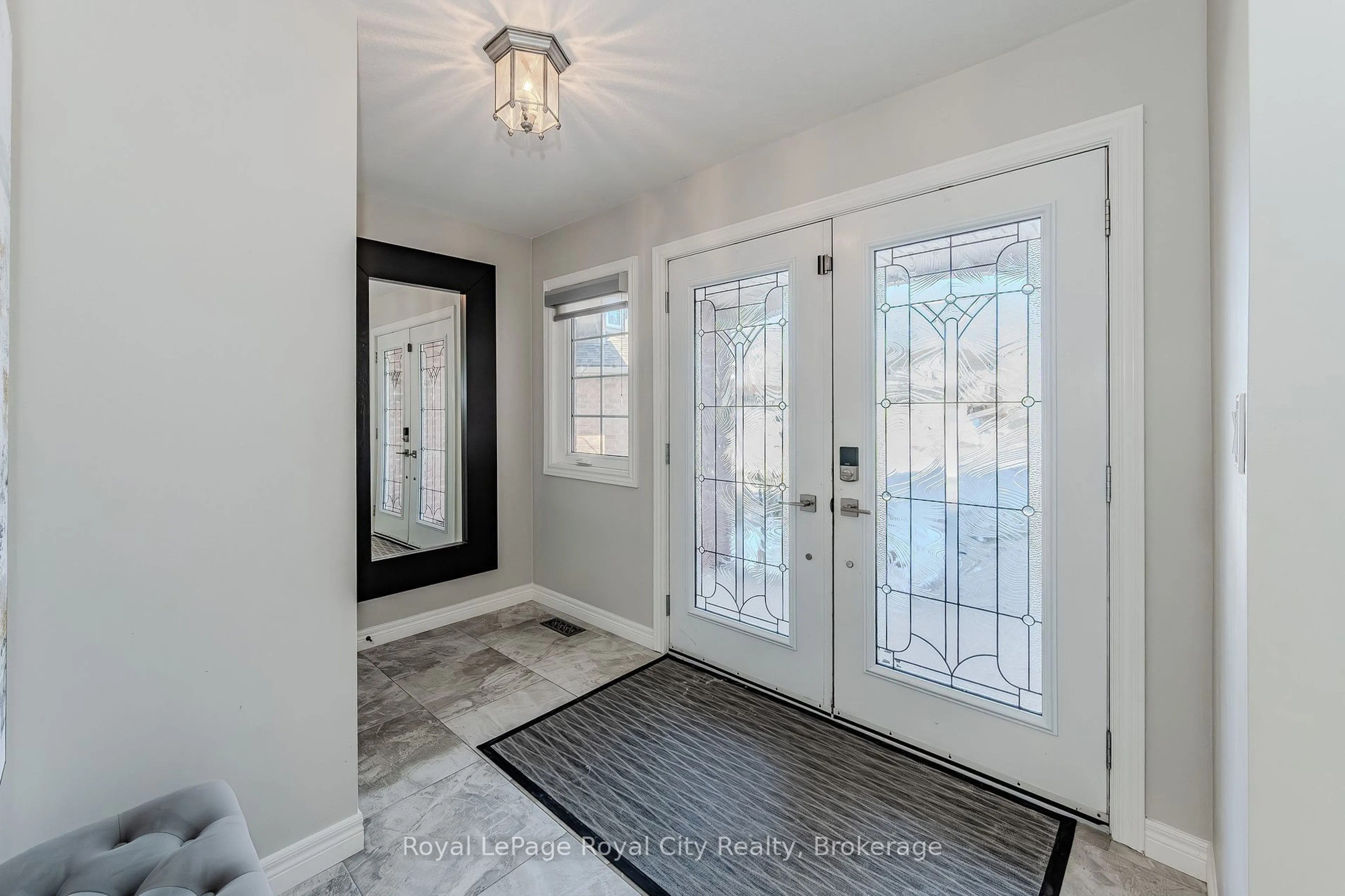 Indoor entryway for 92 Chillico Dr, Guelph Ontario N1K 1Y6