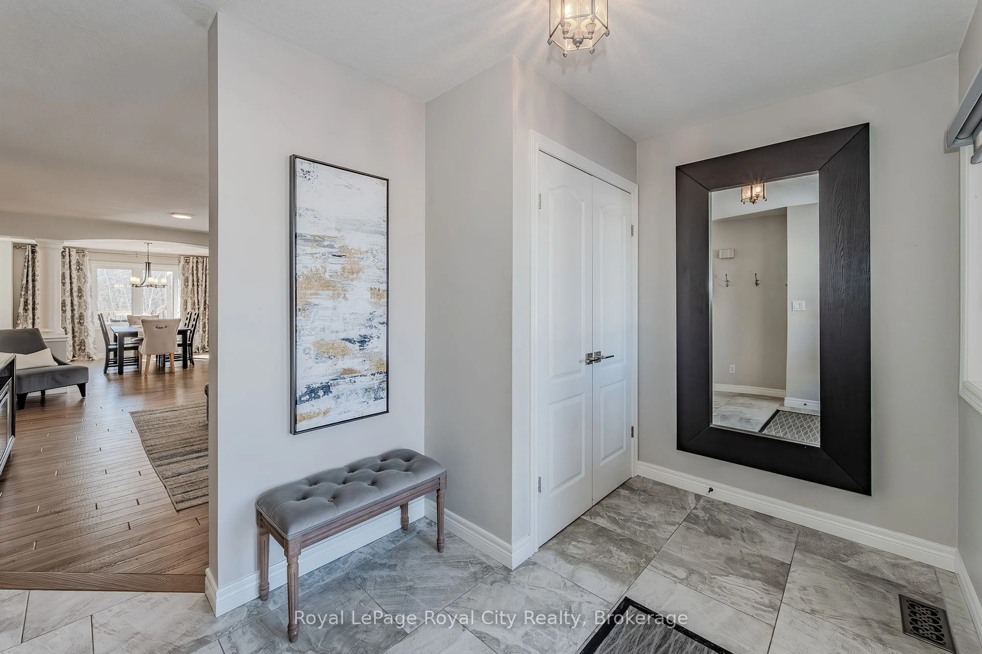 Indoor entryway for 92 Chillico Dr, Guelph Ontario N1K 1Y6