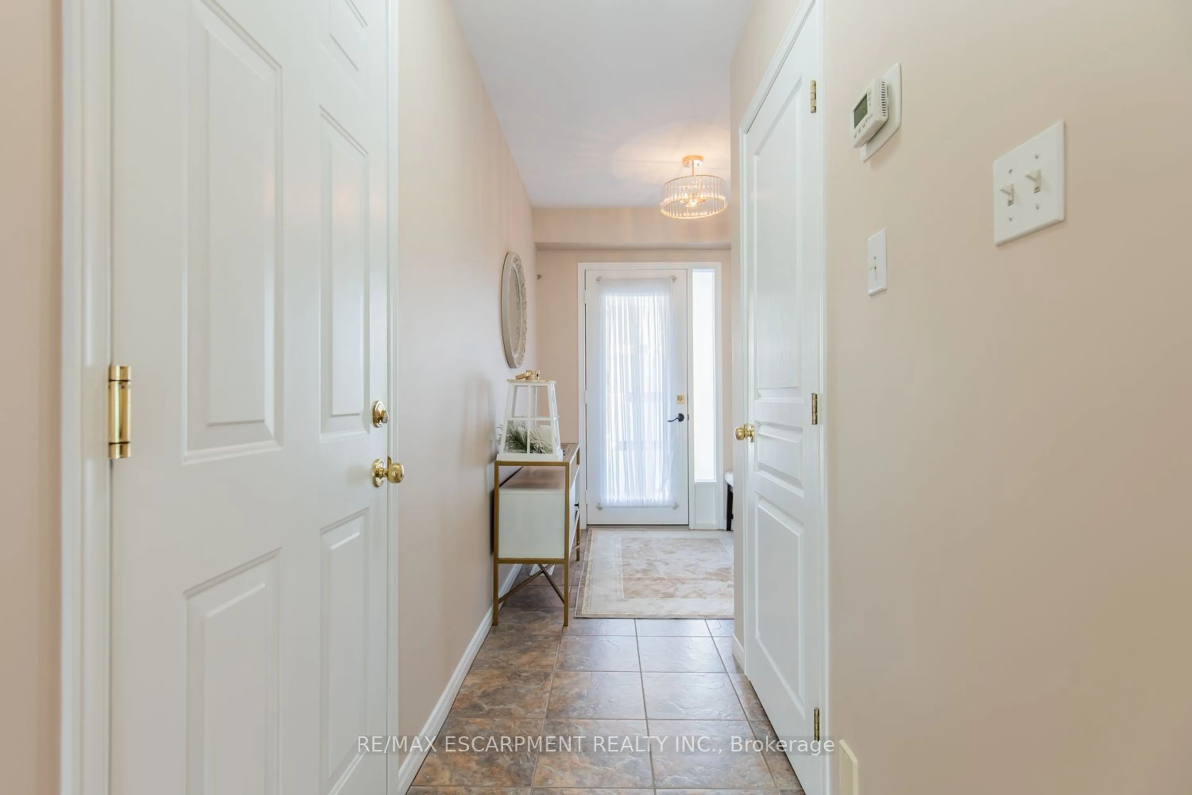 Indoor entryway for 188 Livingston Ave #2, Grimsby Ontario L3M 5R7