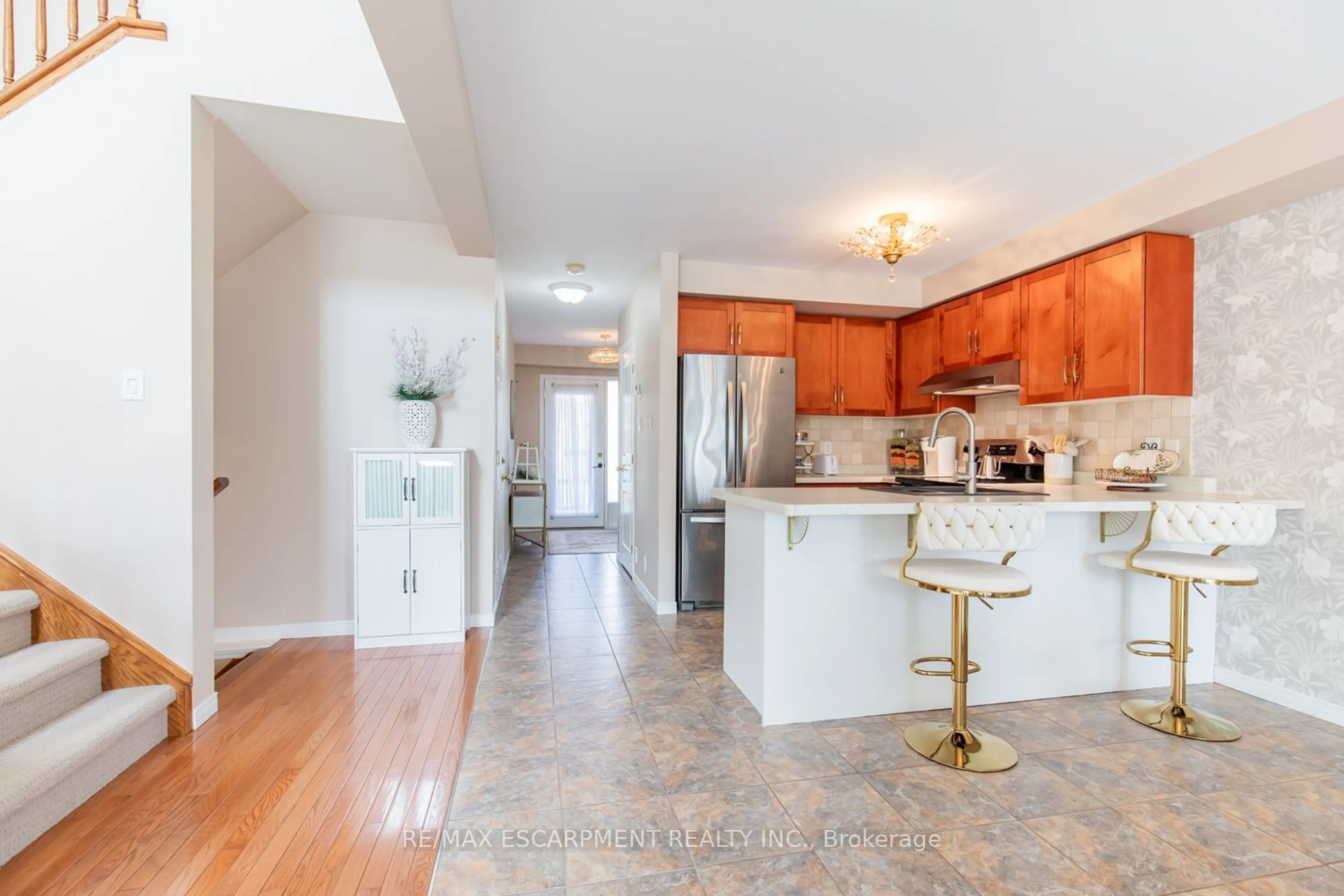 Open concept kitchen, ceramic/tile floor for 188 Livingston Ave #2, Grimsby Ontario L3M 5R7