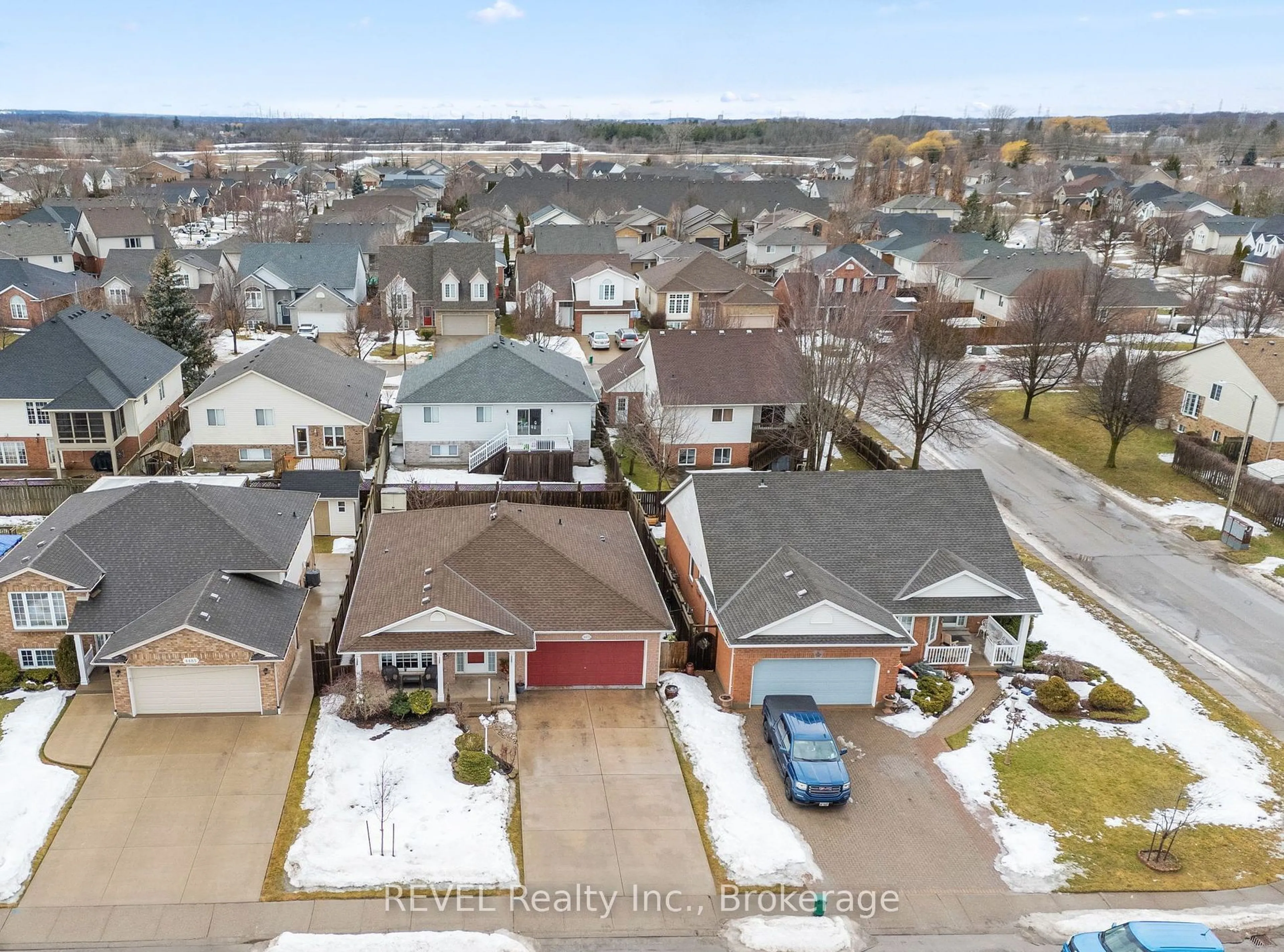 A pic from outside/outdoor area/front of a property/back of a property/a pic from drone, street for 4475 Paddock Trail Dr, Niagara Falls Ontario L2E 3E6