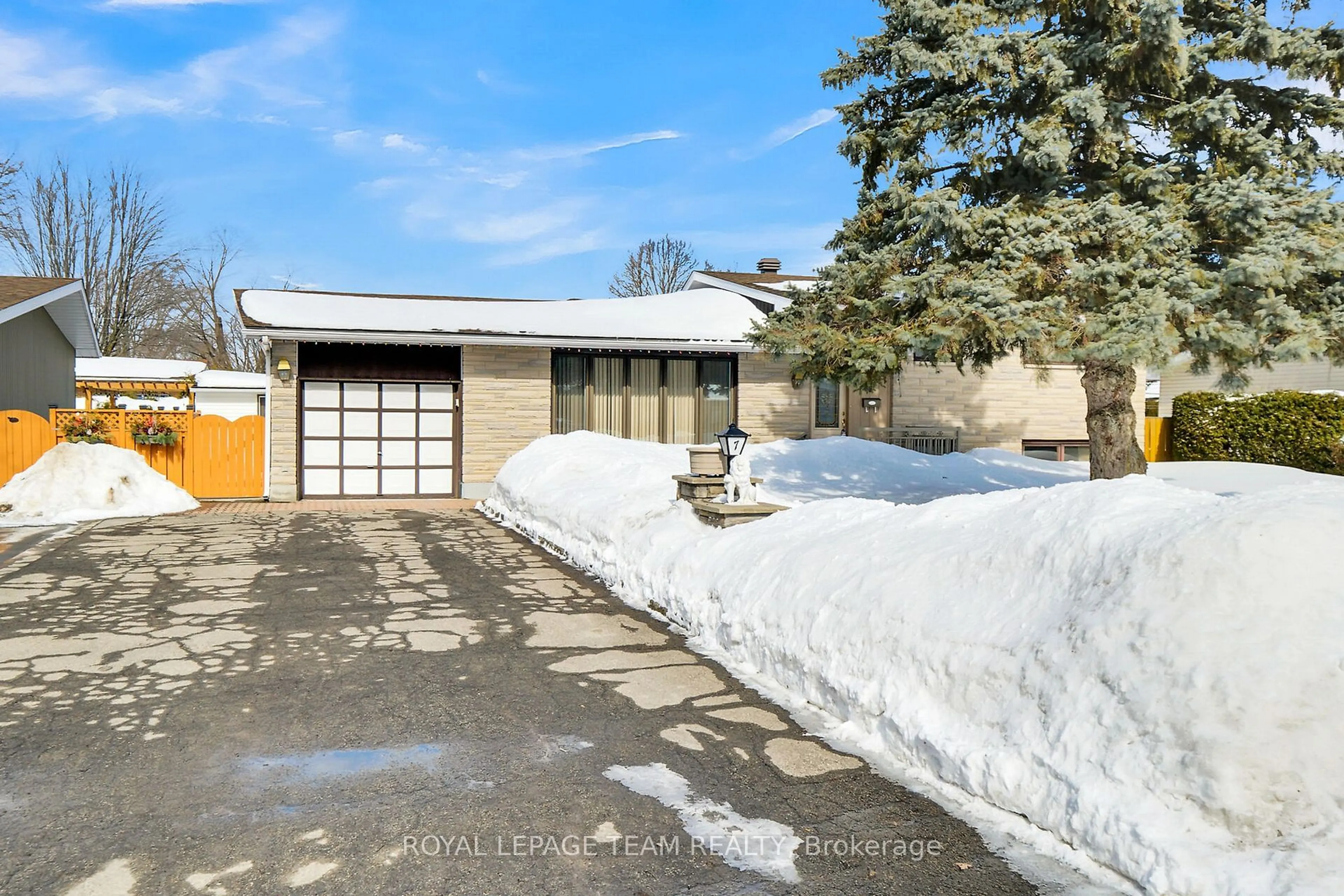 A pic from outside/outdoor area/front of a property/back of a property/a pic from drone, street for 7 Beaverton Ave, Cityview - Parkwoods Hills - Rideau Shore Ontario K2E 5K5