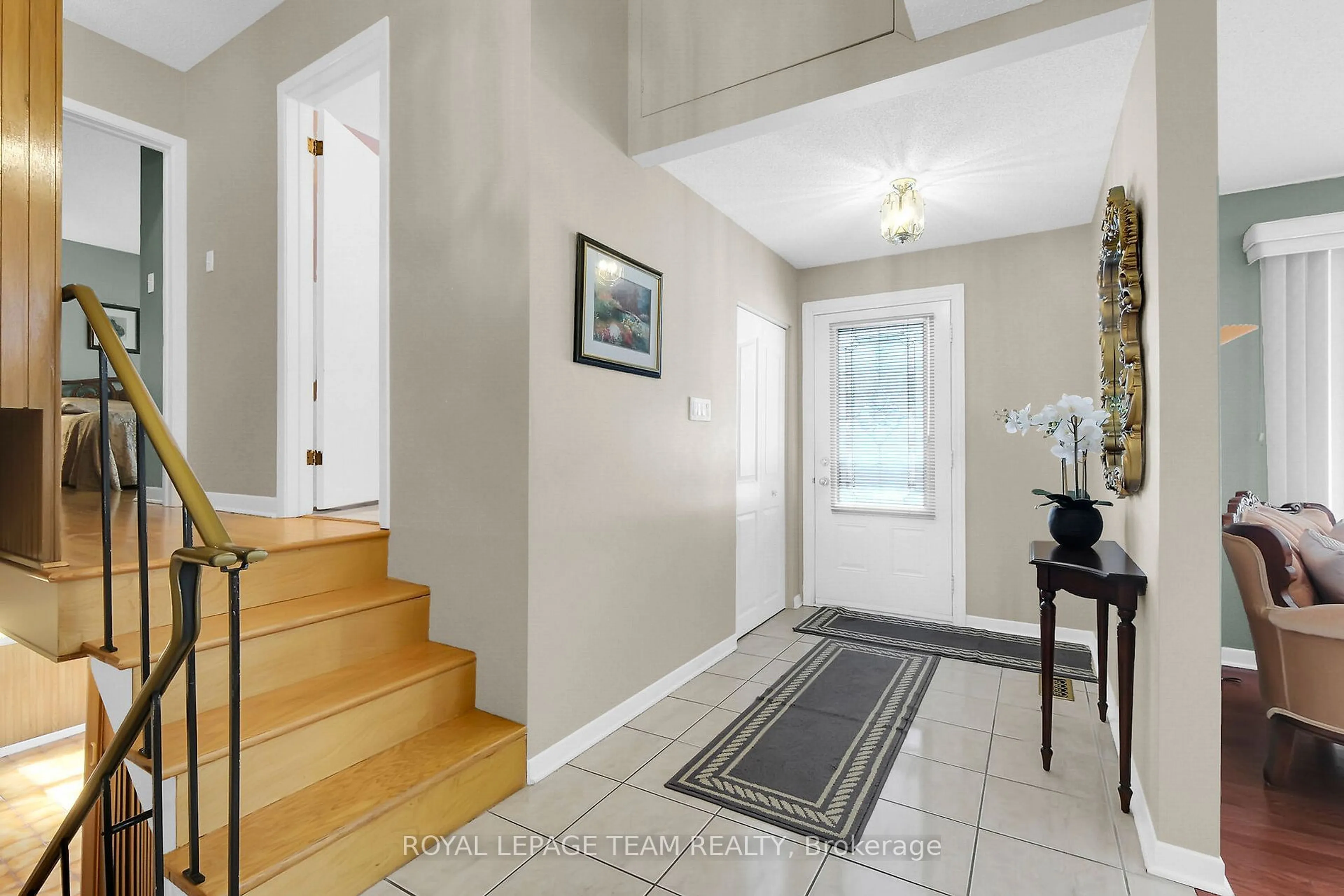 Indoor entryway for 7 Beaverton Ave, Cityview - Parkwoods Hills - Rideau Shore Ontario K2E 5K5